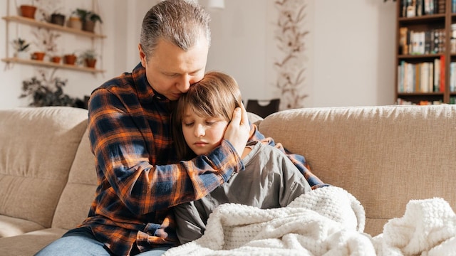 padre abraza a su hija