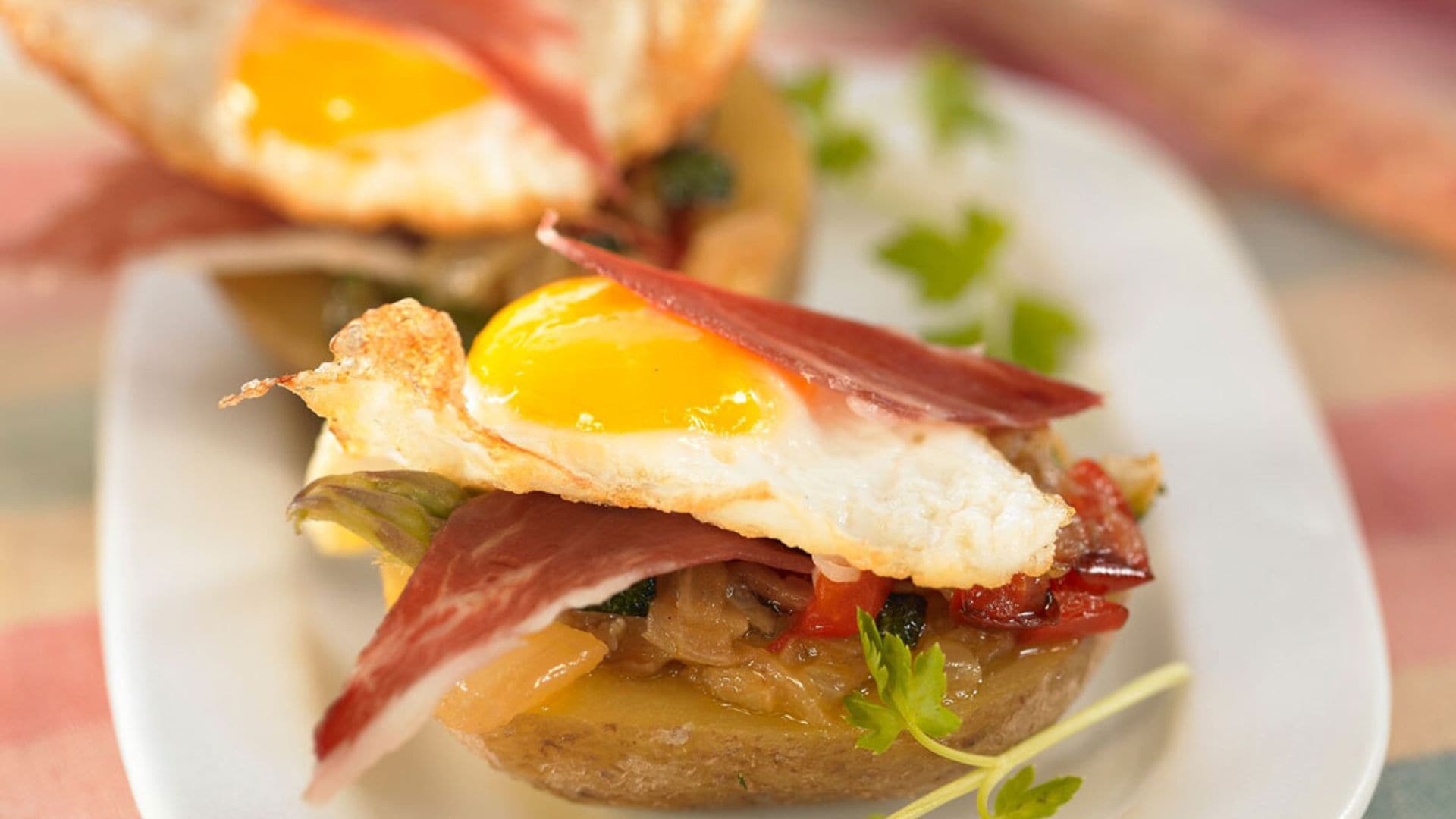 Patatas rellenas con pisto, jamón ibérico y huevo frito