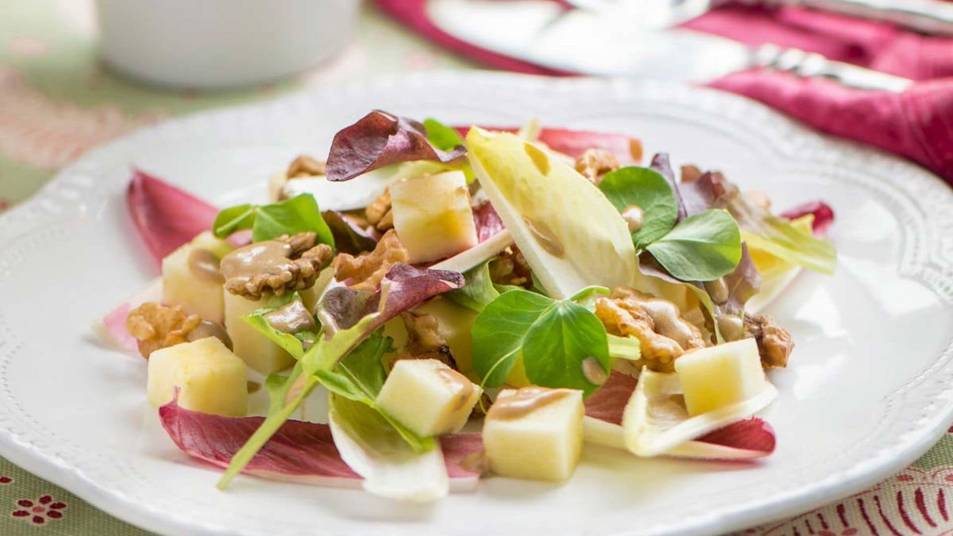 Ensalada de manzana y nueces con salsa de cacahuete