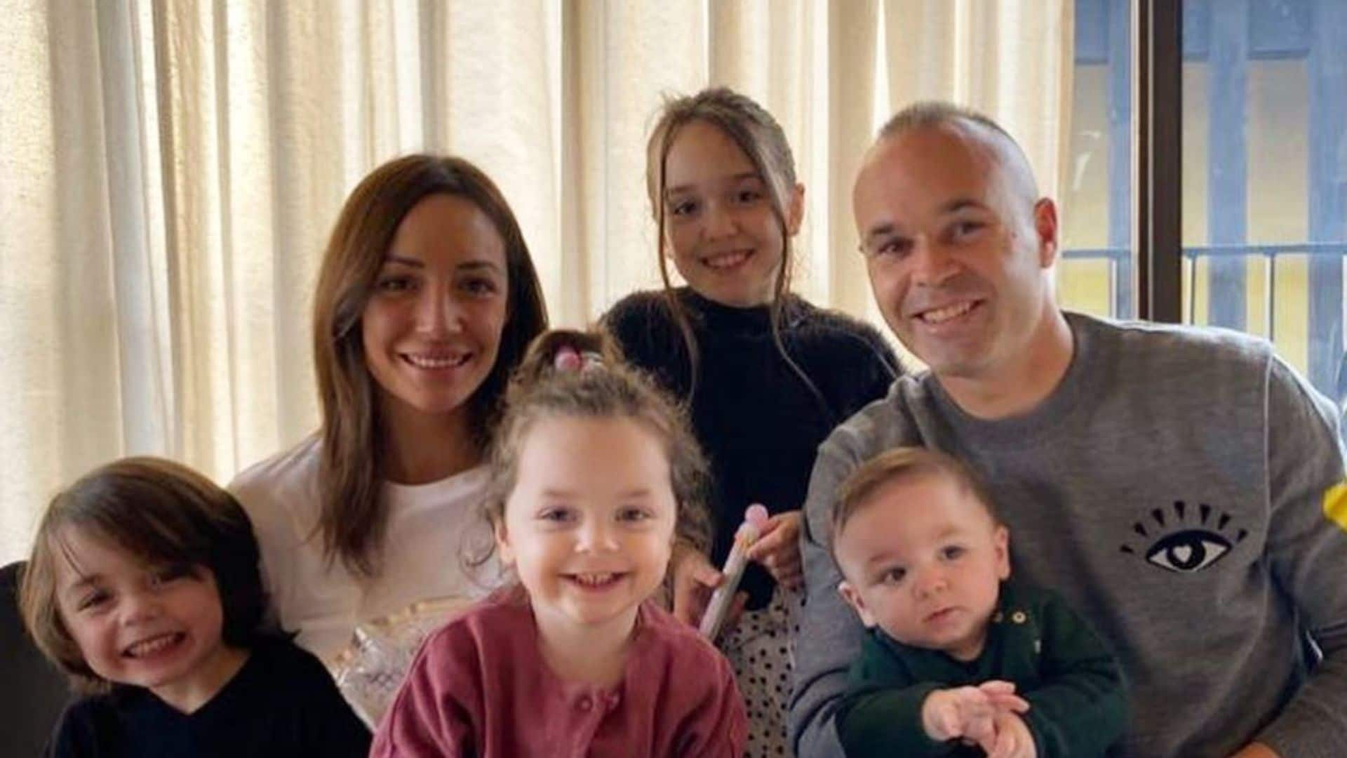 Andrés Iniesta y Anna Ortiz comparten un divertido baile con sus hijos