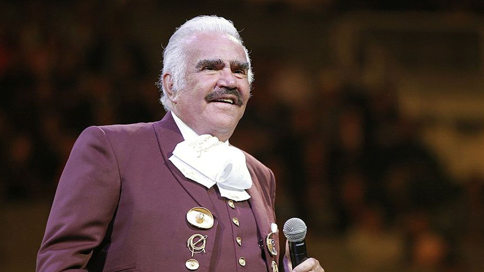 Vicente Fernández continúa ‘grave pero estable’ y con sedación mínima