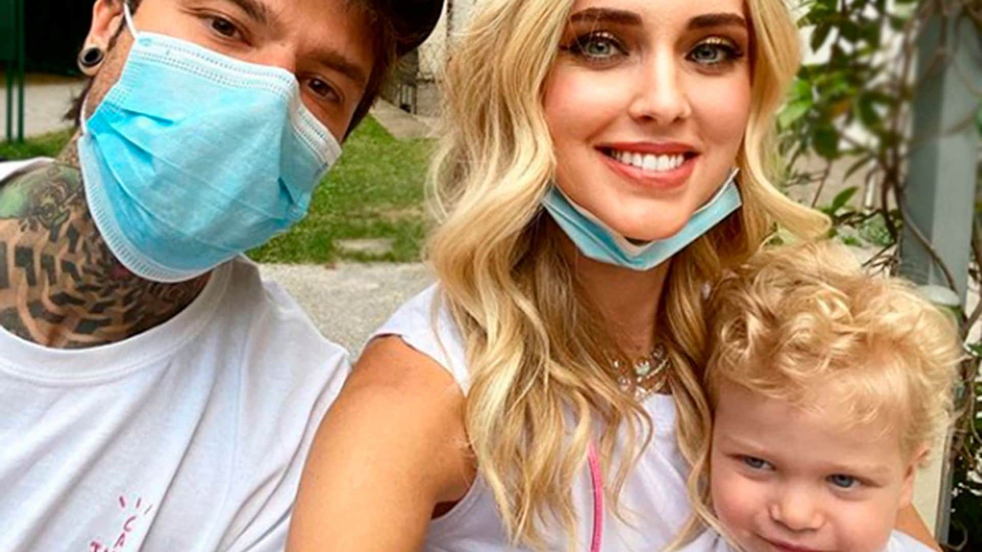 El truco de Chiara Ferragni y Fedez para distraer a su hijo mientras le cortan el pelo