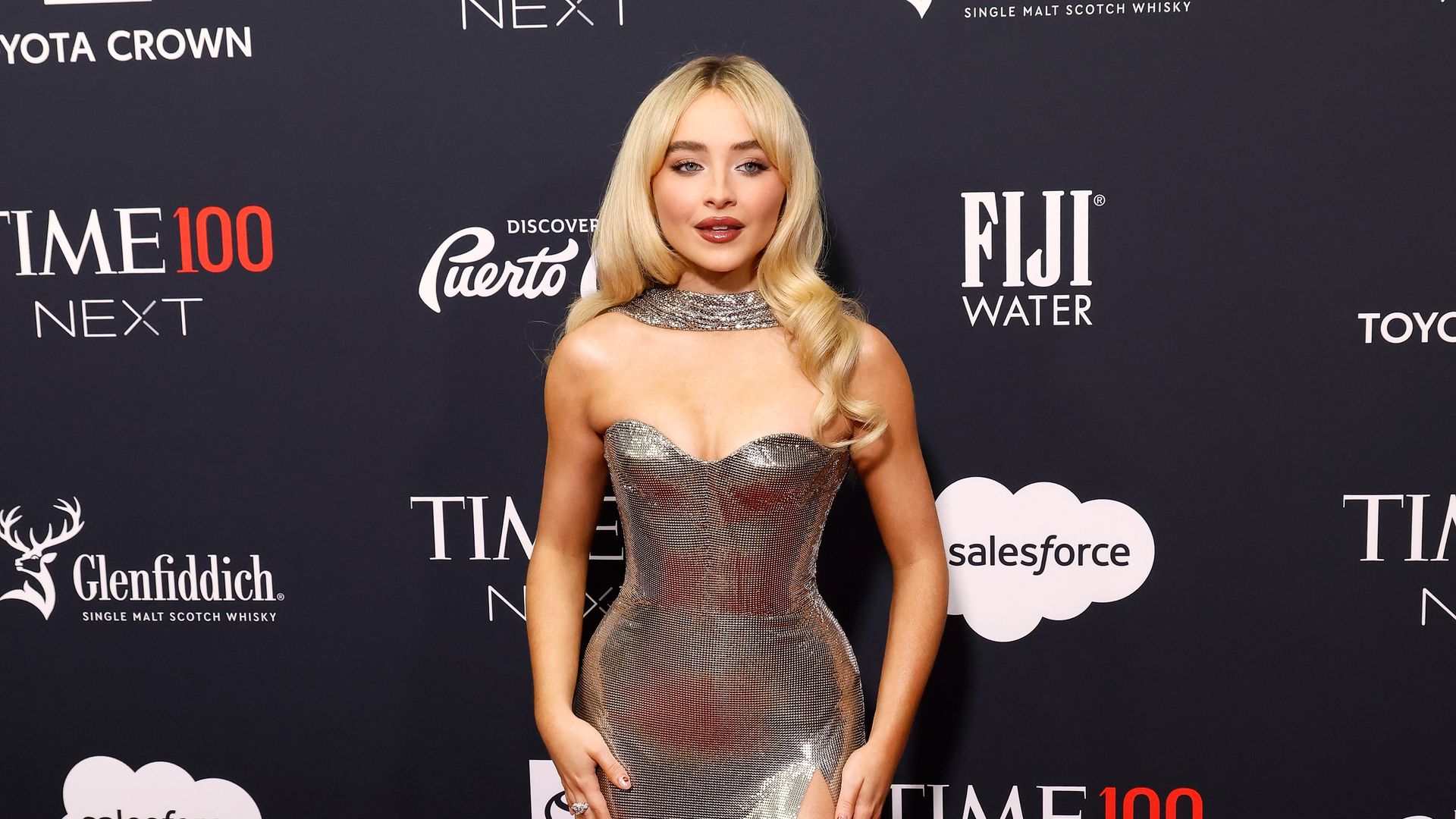 Sabrina Carpenter se convierte en la mujer más radiante de la noche en un Versace hecho a la medida