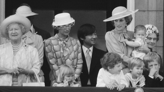 Naruhito de Japón en el balcón del Palacio de Buckingham junto a Diana de Gales en el Trooping the Colour de 1985