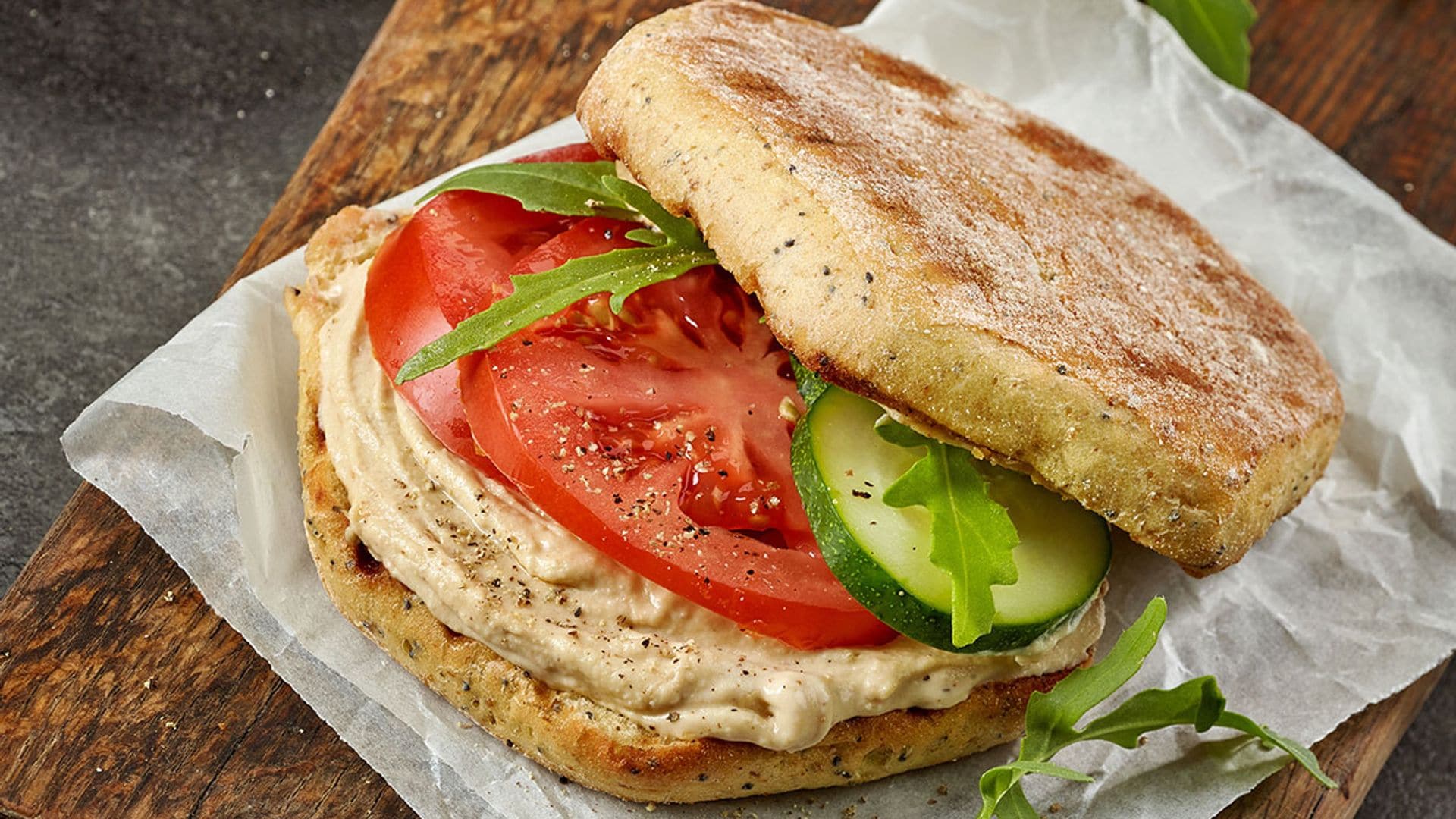 Sándwich vegetal con hummus