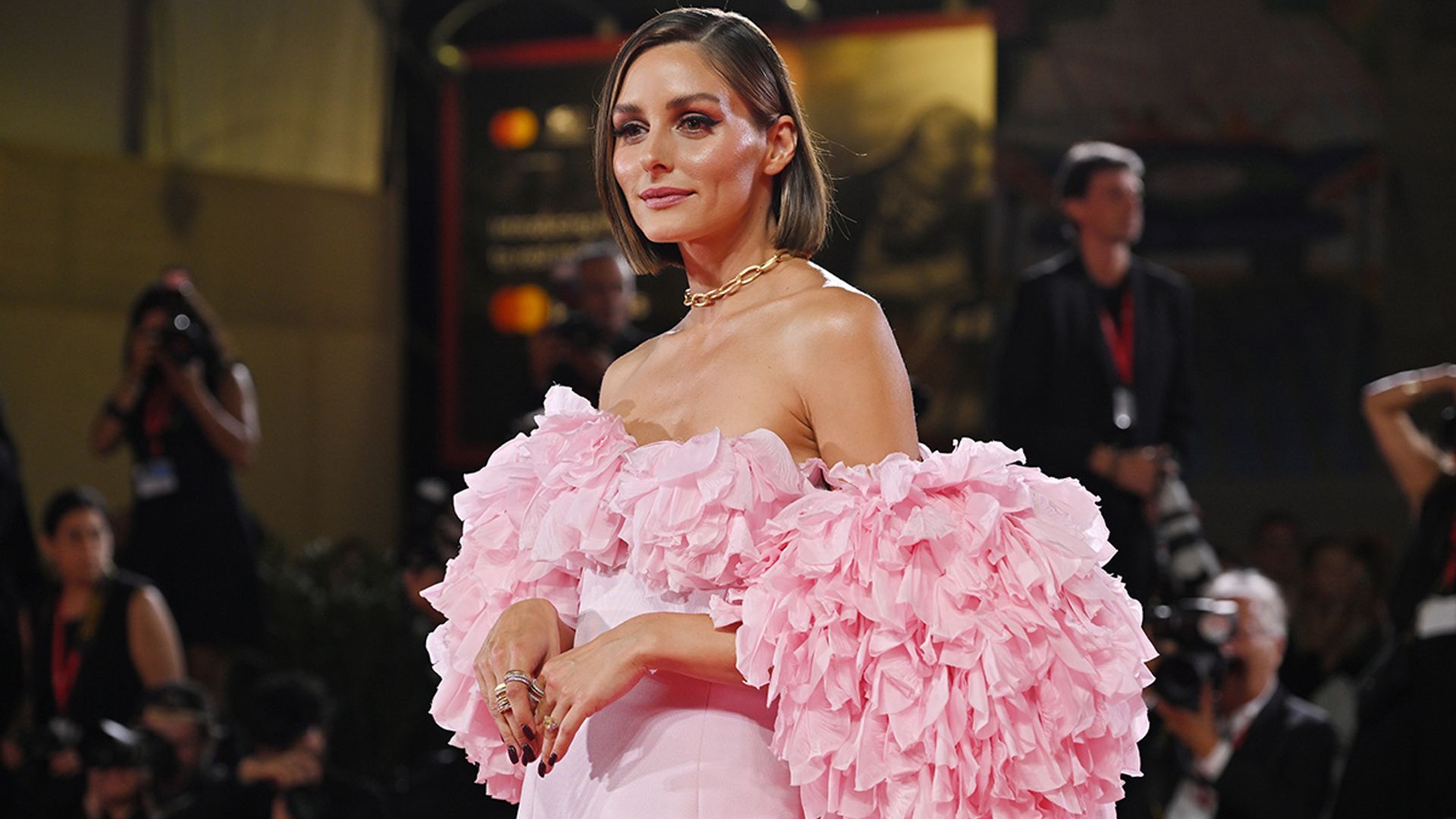 Olivia Palermo llega a Venecia con un vestidazo 'Barbiecore' de pétalos y larga cola
