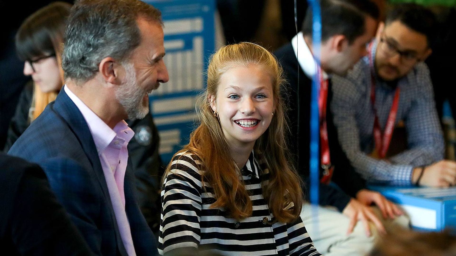 Mucha curiosidad y risas con su padre: la princesa Leonor disfruta de un taller de emprendimiento