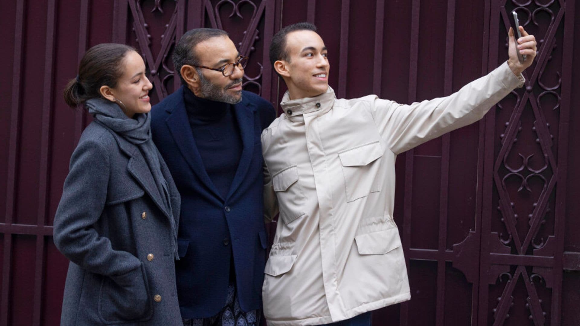 Mohamed VI y sus hijos: cariño, complicidad y 'selfies' durante un paseo por París