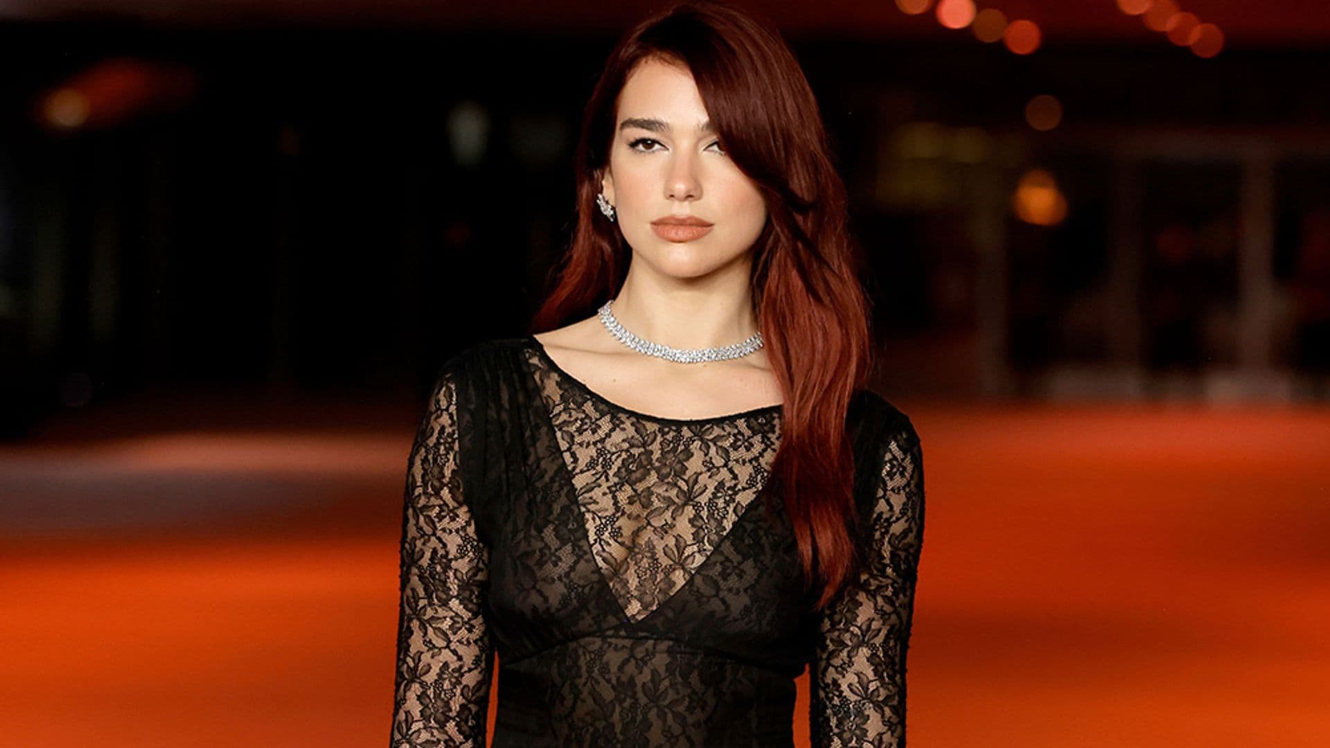 Dua Lipa se inspira en el look que Rosalía llevó a Sevilla con vestidazo de encaje transparente