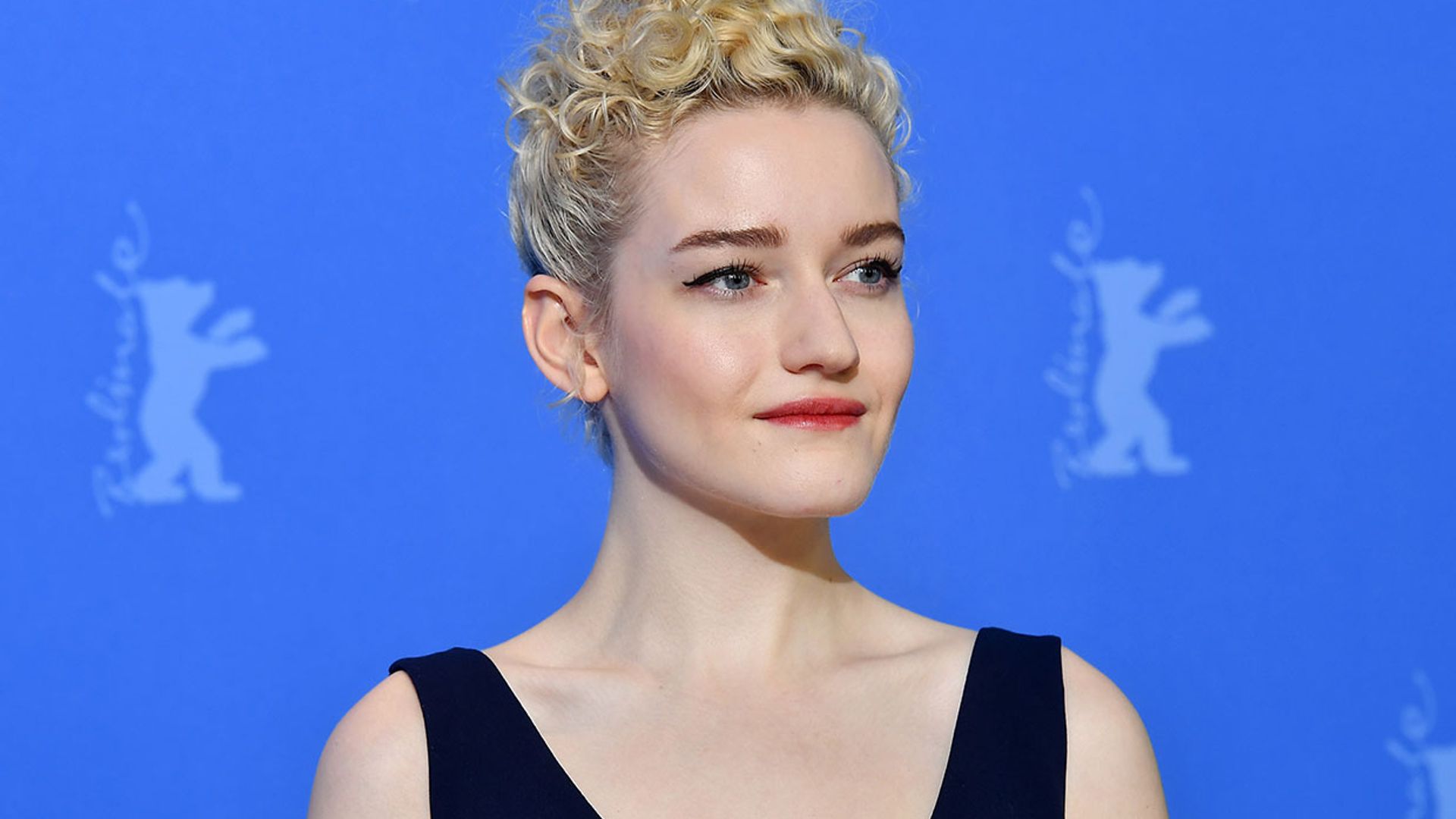 Julia Garner, descubrimos el glamour de la nueva 'Carrie Bradshaw' de Hollywood