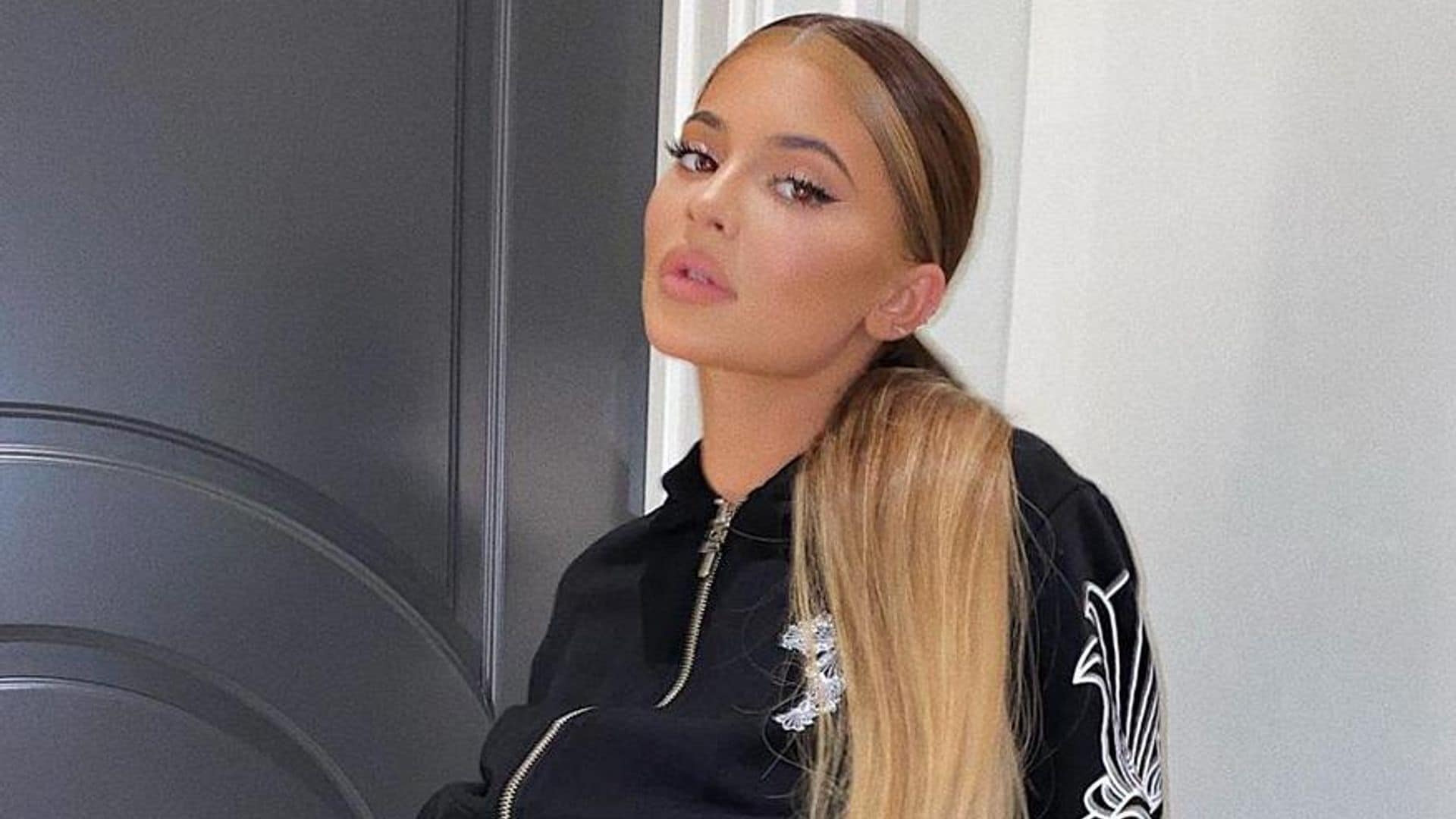 La tendencia noventera que une a Kylie Jenner y Jennifer Lopez