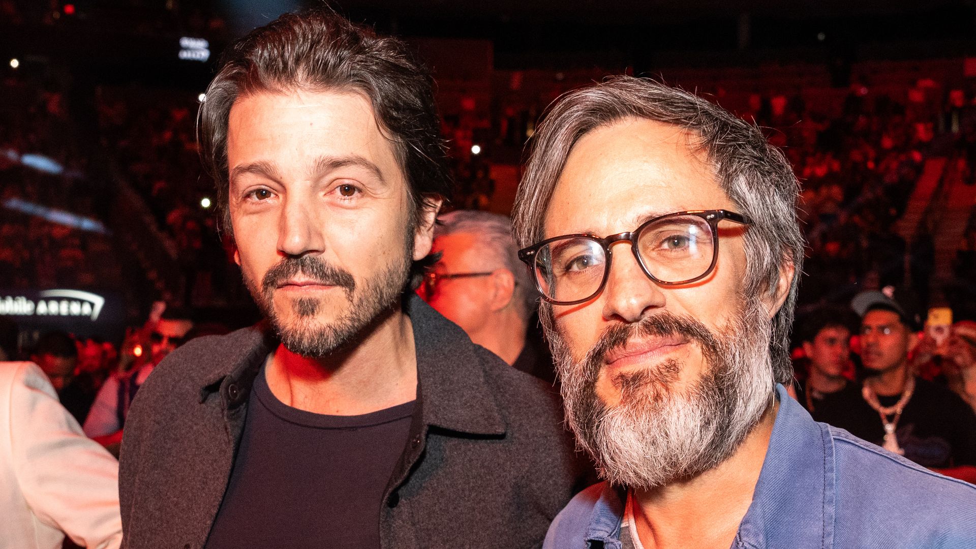 Gael García reaparece junto a Diego Luna y sorprende con su nuevo look en la pelea del 'Canelo' Álvarez