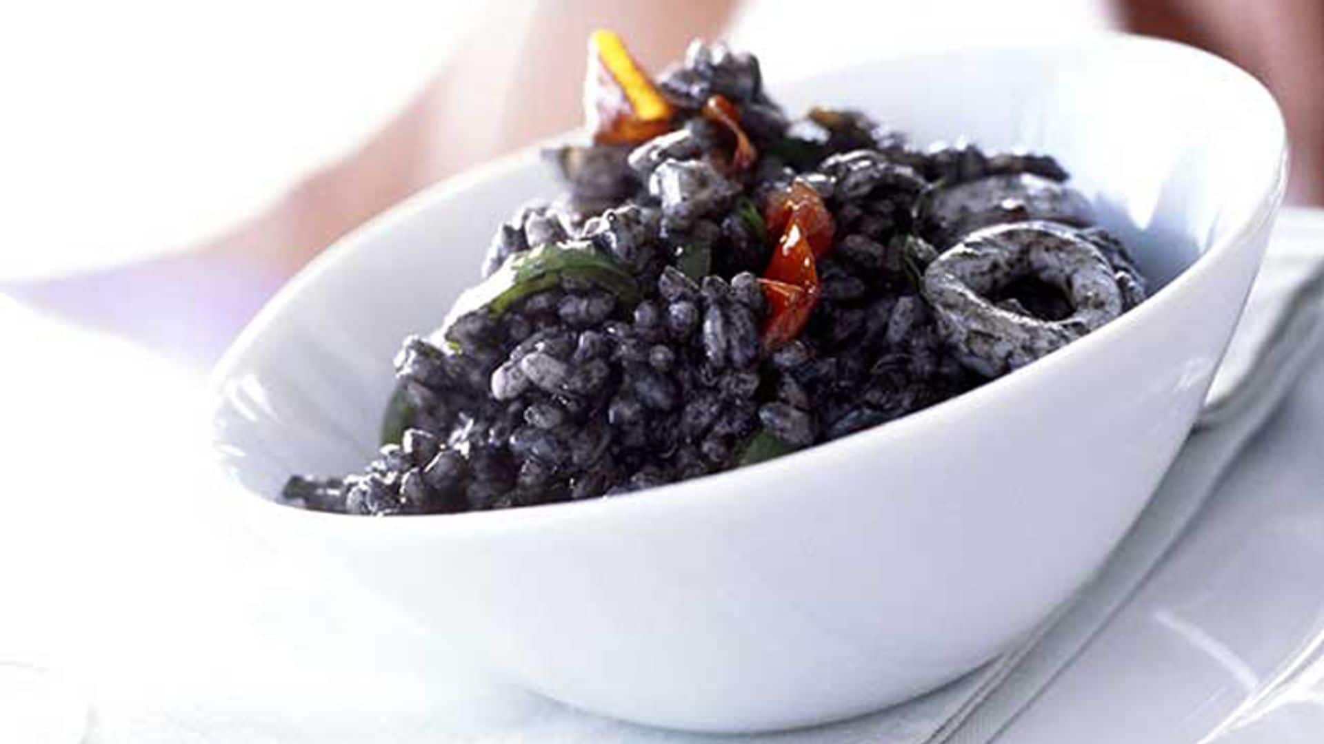 Arroz negro con verduras y chipirones