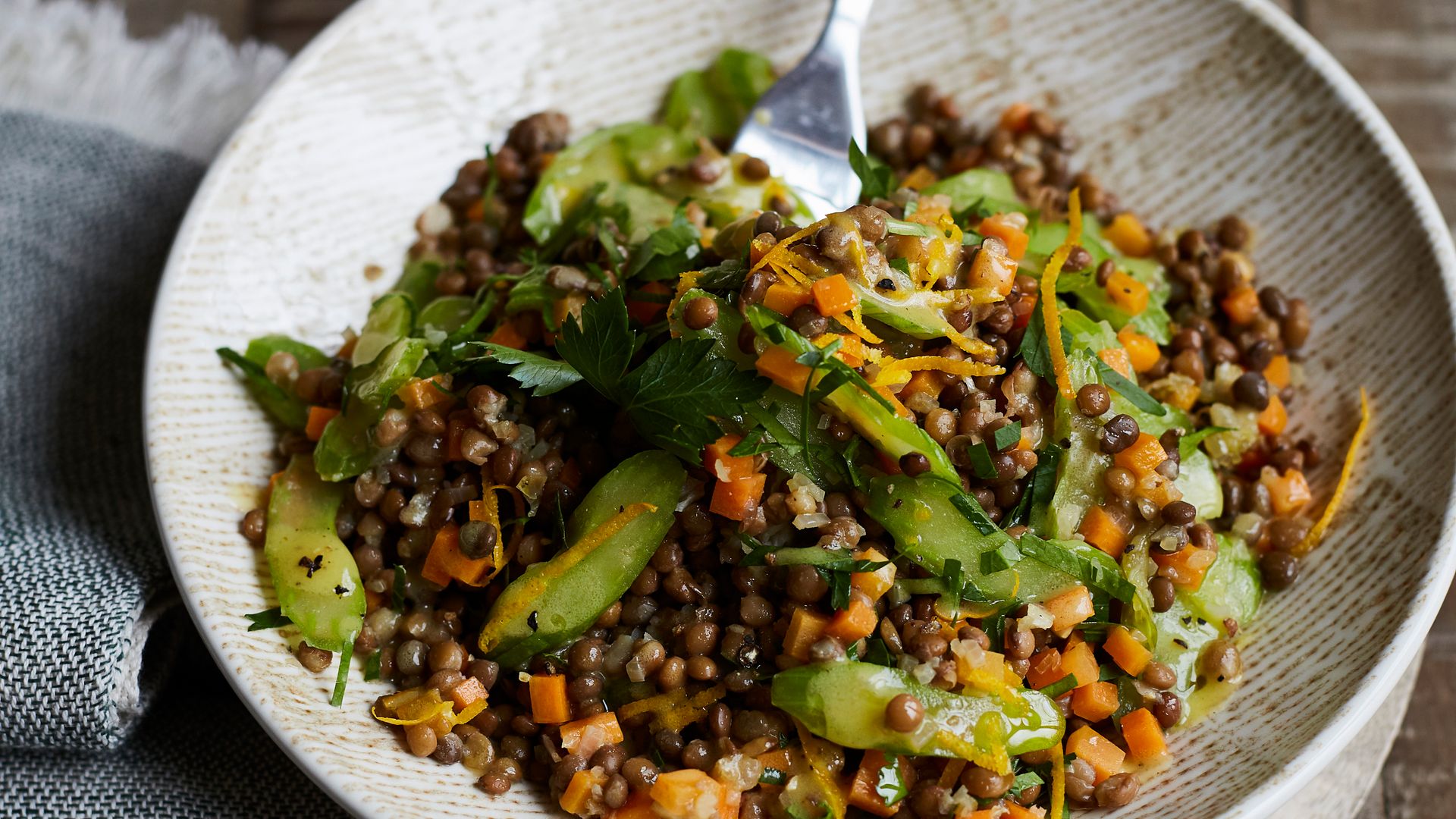 Ensalada de lentejas con espárragos y vinagreta de naranja