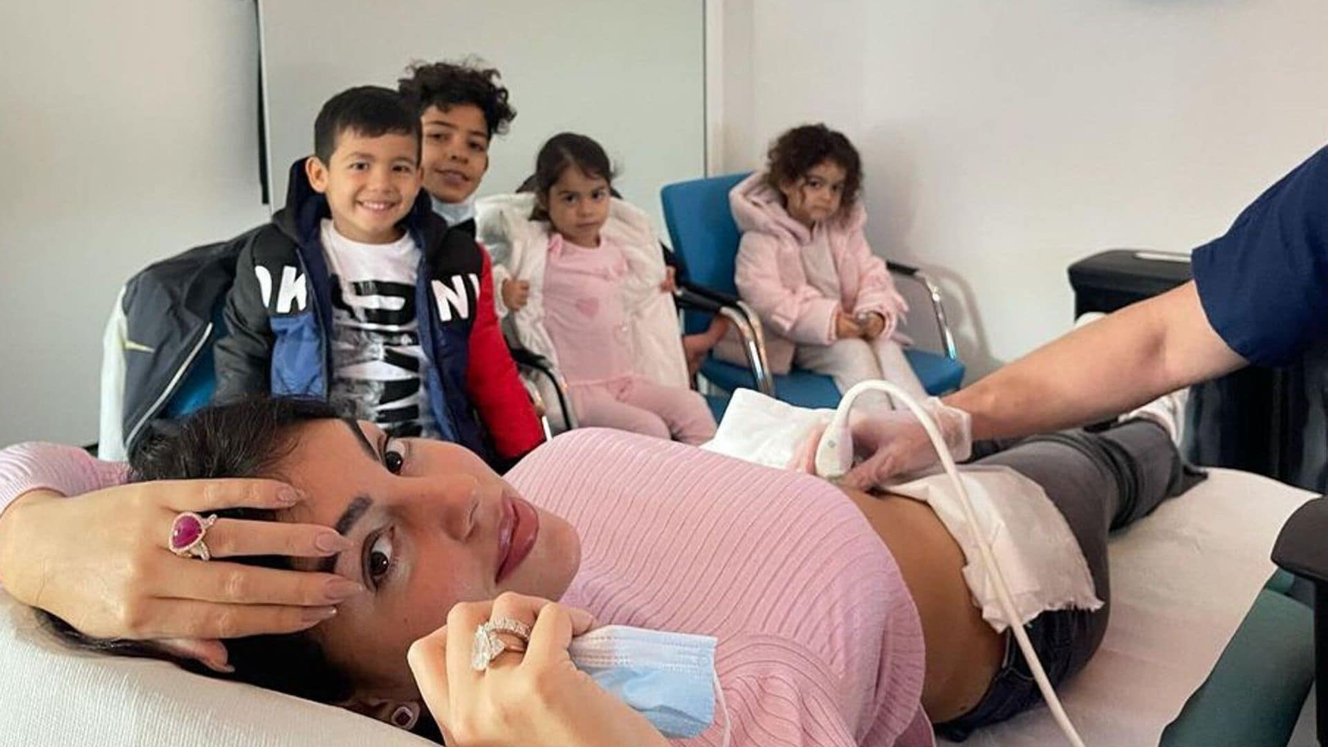 Los hijos de Cristiano Ronaldo y Georgina Rodríguez, impacientes por conocer a sus hermanitos