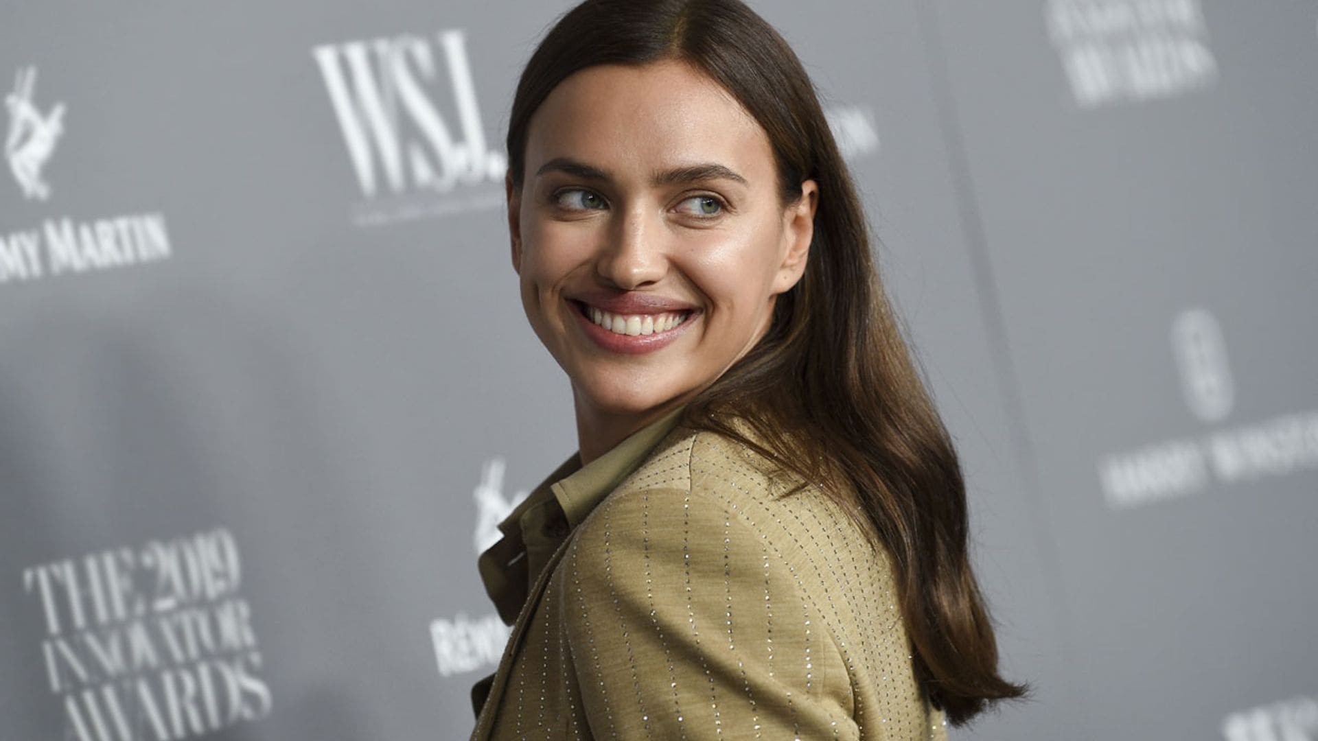 Irina Shayk cambia de estrategia y reinventa sus looks de fiesta con traje sastre