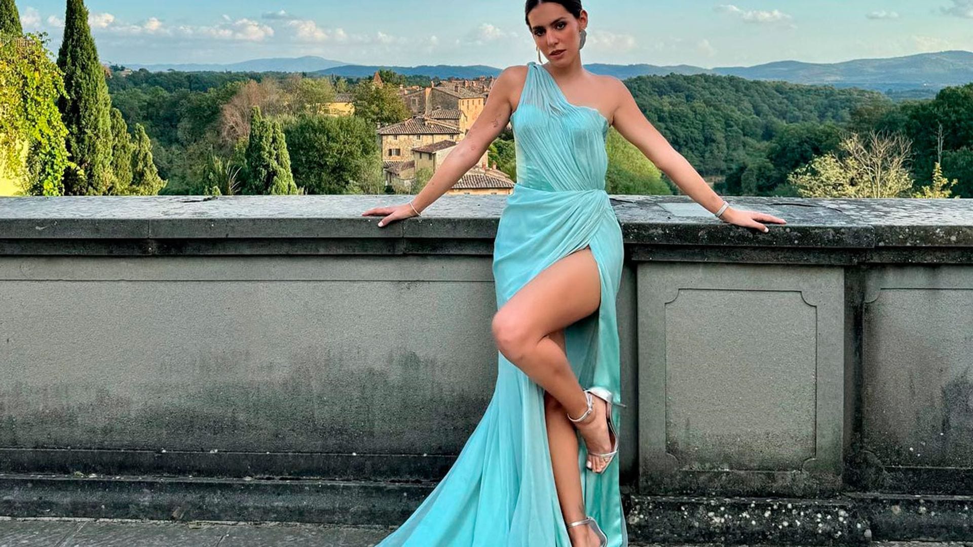 El elegante vestido azul de Camila Valero para la boda de su hermana, Michelle Salas