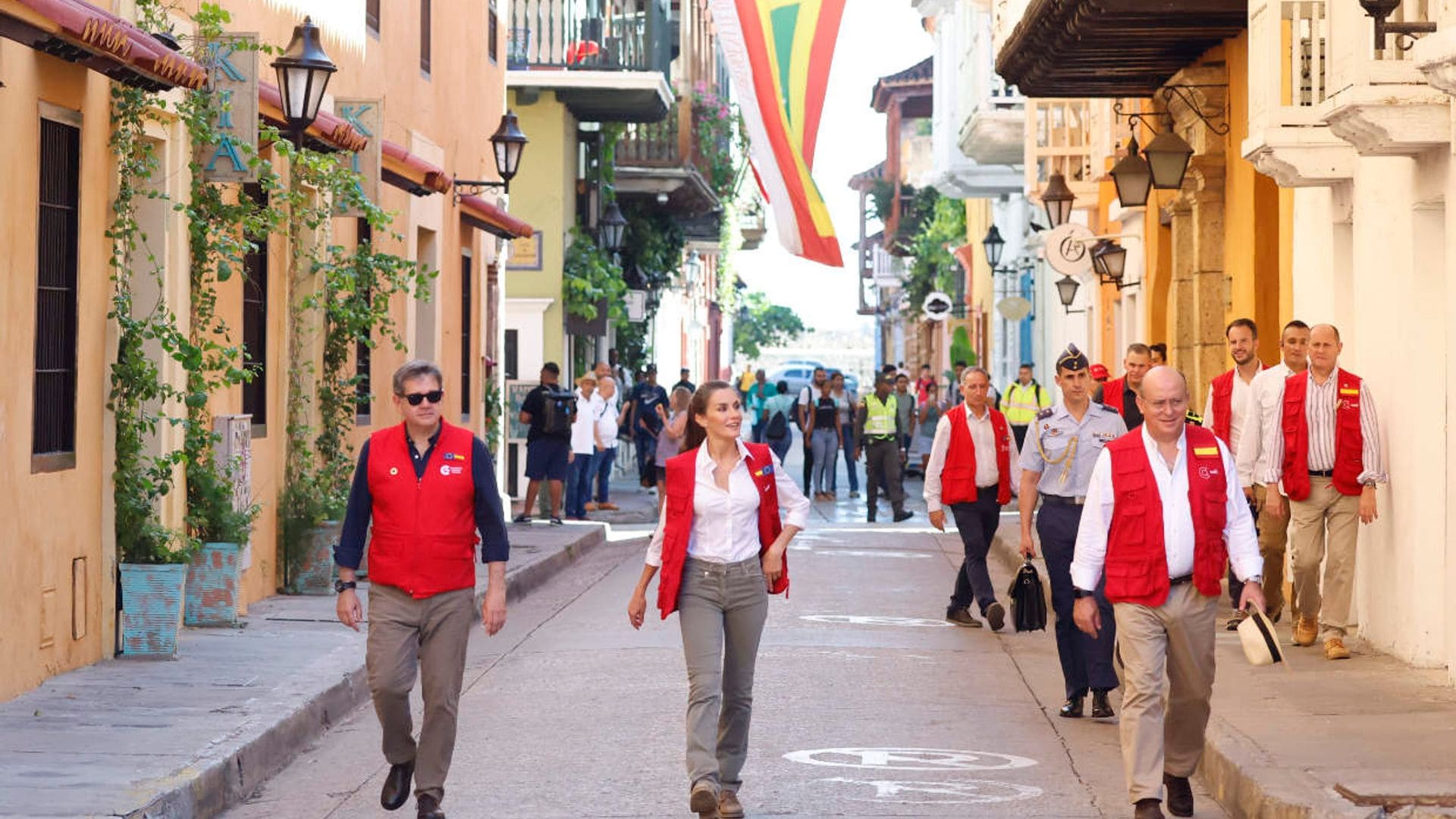 La reina Letizia comienza su viaje de cooperación en Cartagena de Indias con la visita a un centro de formación