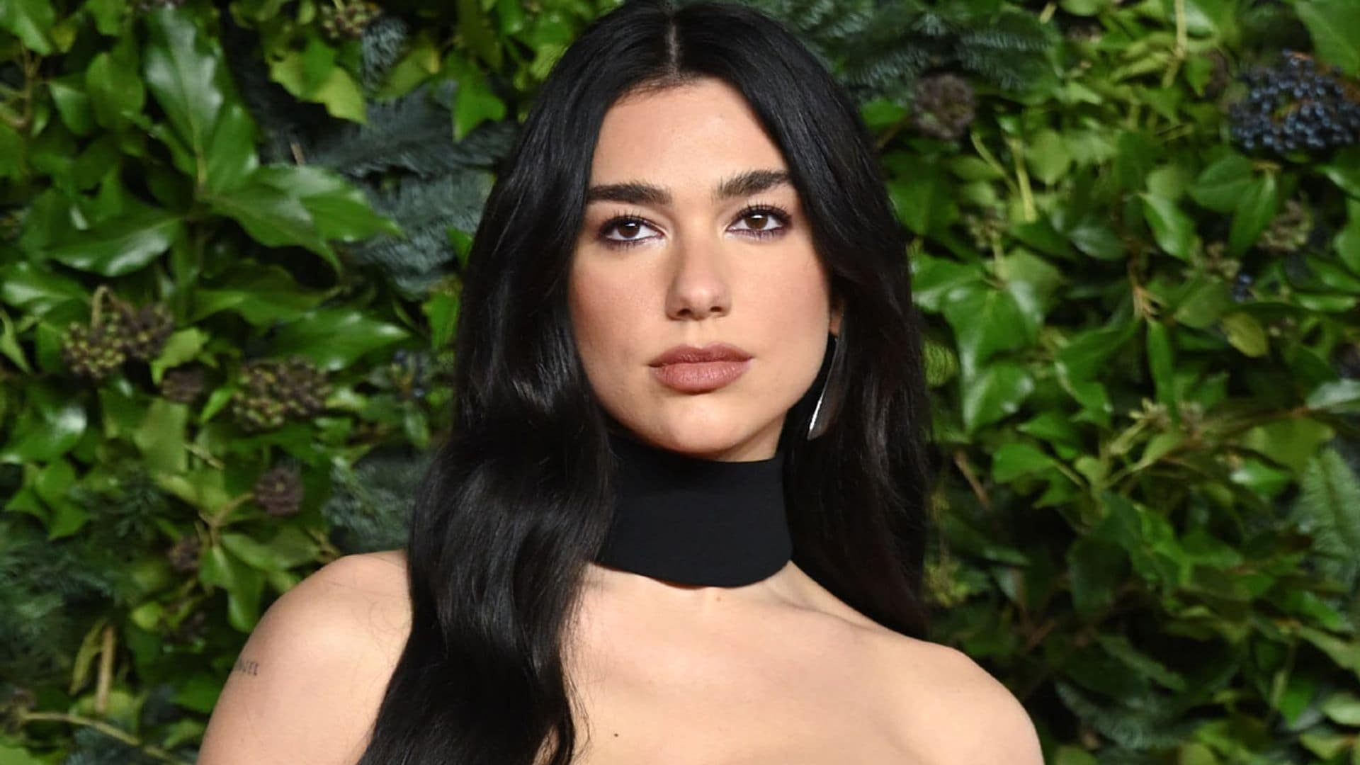 El impresionante traje 'made in Paris' de Dua Lipa con el que ha olvidado llevar joyas