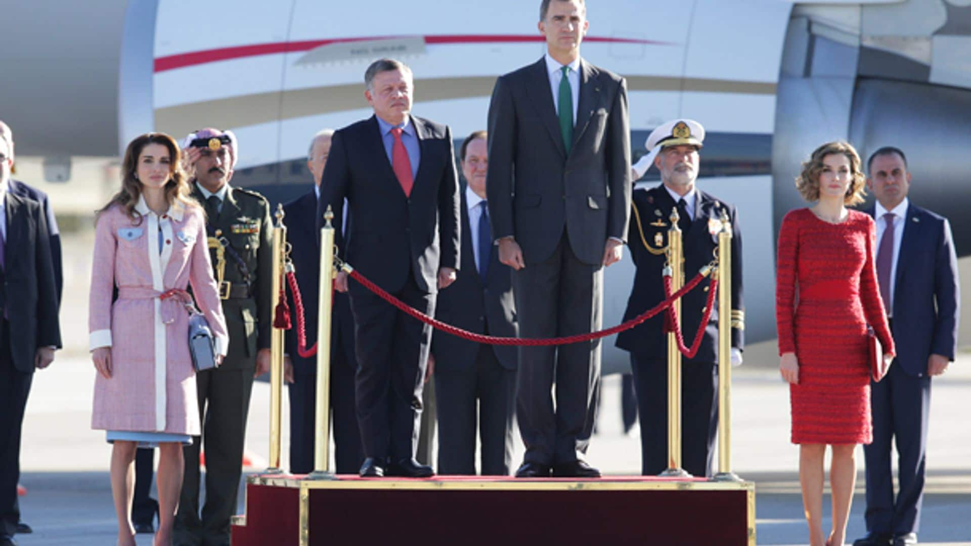 Caluroso recibimiento de los Reyes a Abdalá y Rania de Jordania en el mismo aeropuerto