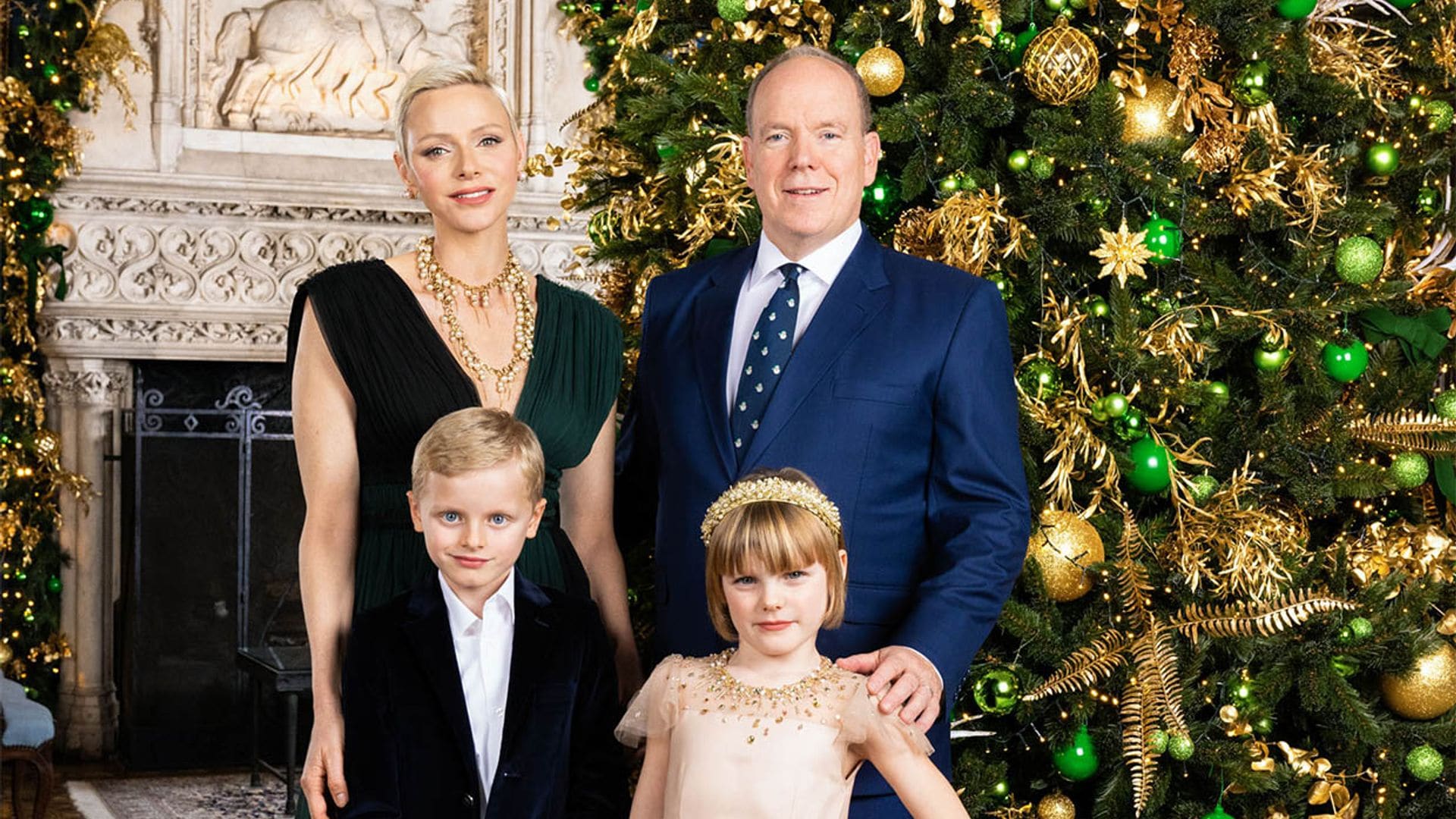 Alberto y Charlene de Mónaco posan junto a sus dos hijos en el espectacular christmas del Principado