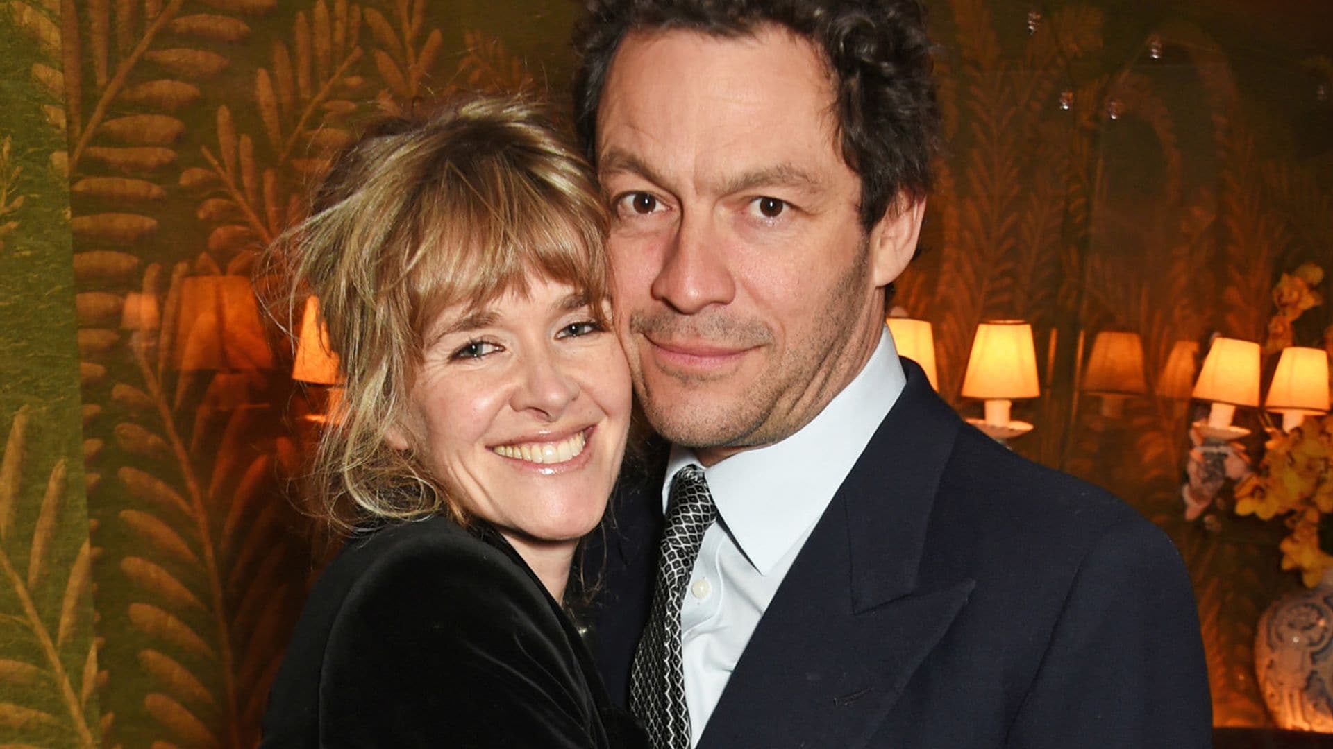 Tras ser pillado con Lily James, Dominic West reaparece con su mujer y defiende su matrimonio