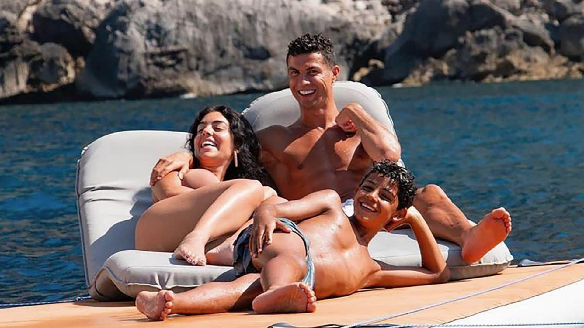 Cristiano y Georgina vuelven a España con su familia, a bordo de su superyate