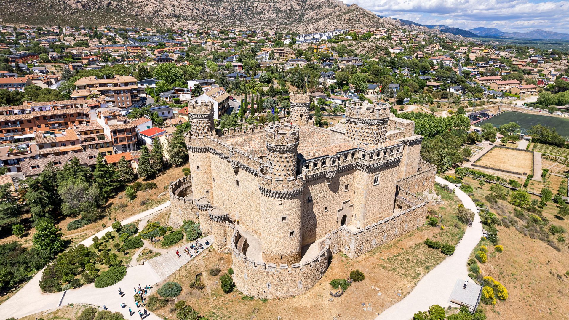 Manzanares El Real, un pueblo y tres castillos