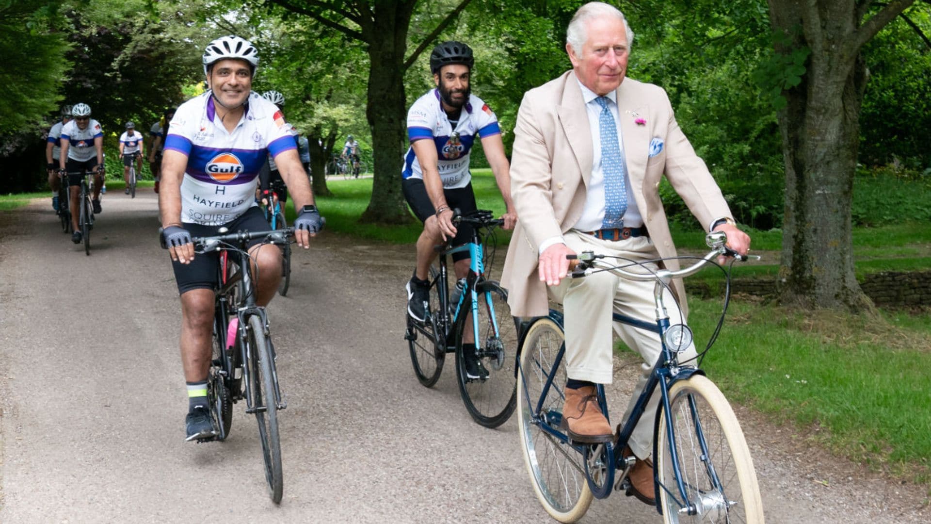 El simpático encuentro de Carlos III con un grupo de ciclistas durante uno de sus paseos en Balmoral