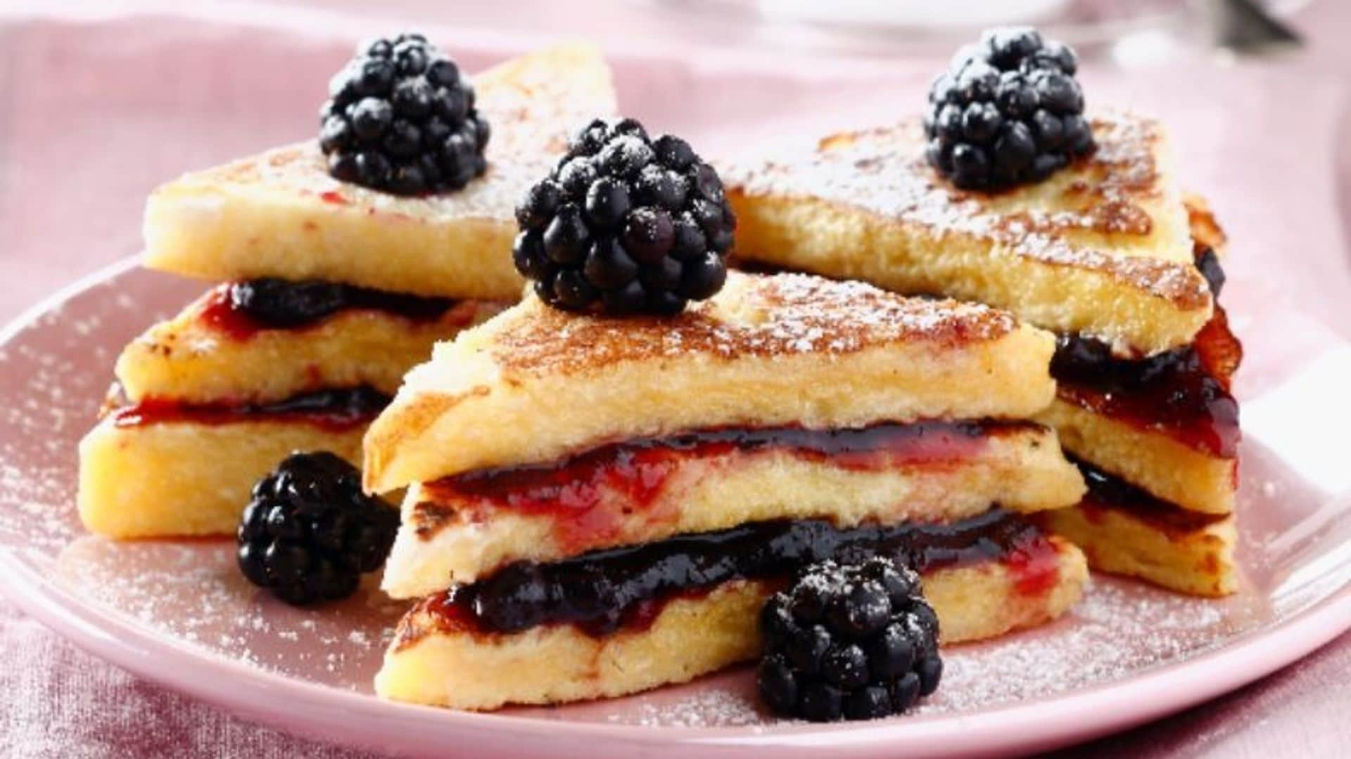 Torrijas rellenas de mermelada de moras