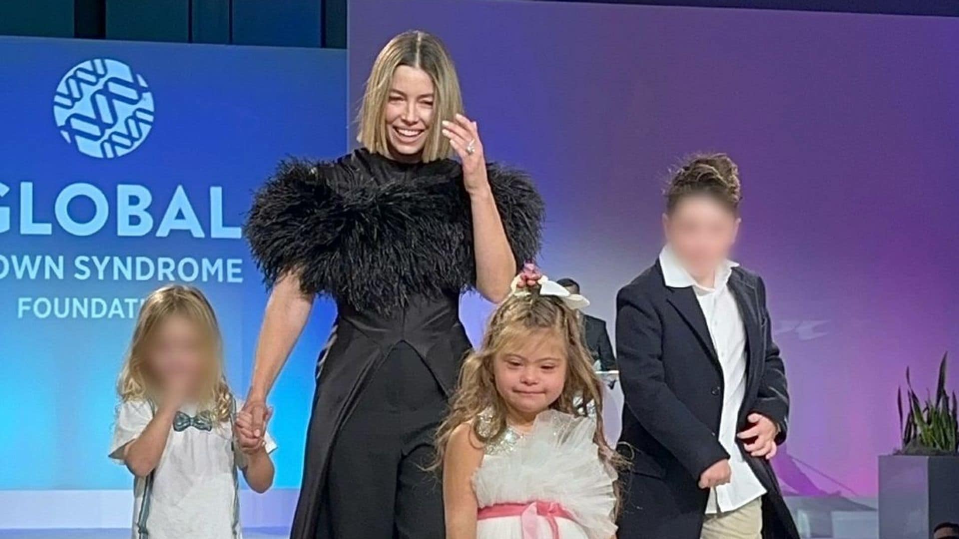 Jessica Biel sorprende apareciendo junto a sus hijos en un evento benéfico en Denver