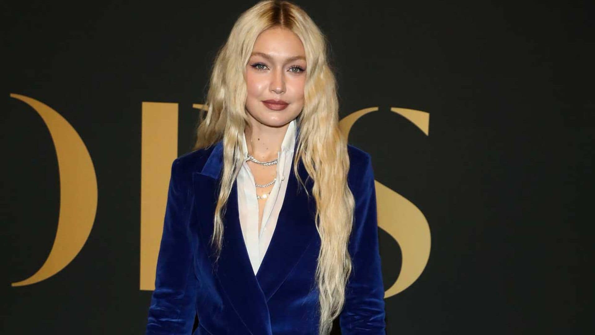 Gigi Hadid adelanta la tendencia de invitada más elegante del próximo invierno: el traje de terciopelo