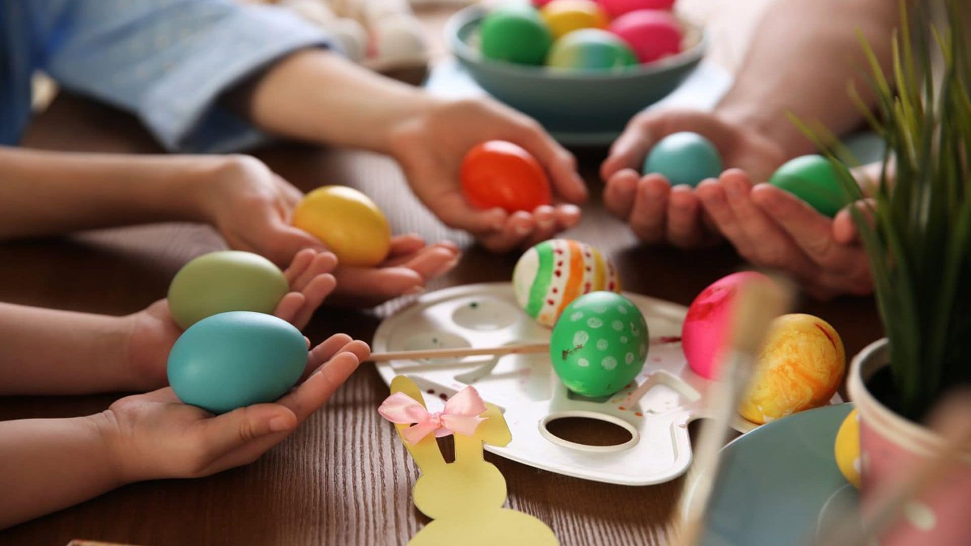 ¿Sabes cómo hacer huevos de Pascua de colores?