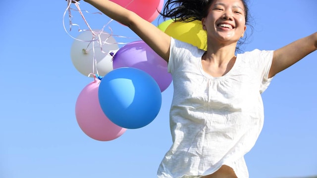 istock chica suelta globos