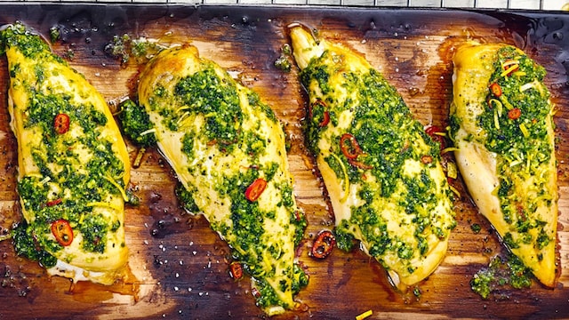 pechugas de pollo ahumadas con chimichurri de kale