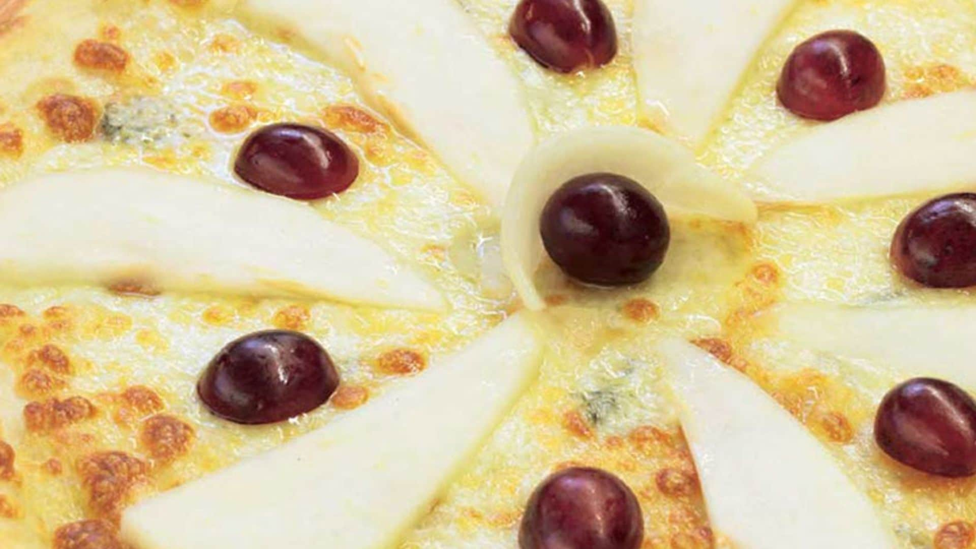 'Pizza con pera, uvas y gorgonzola'