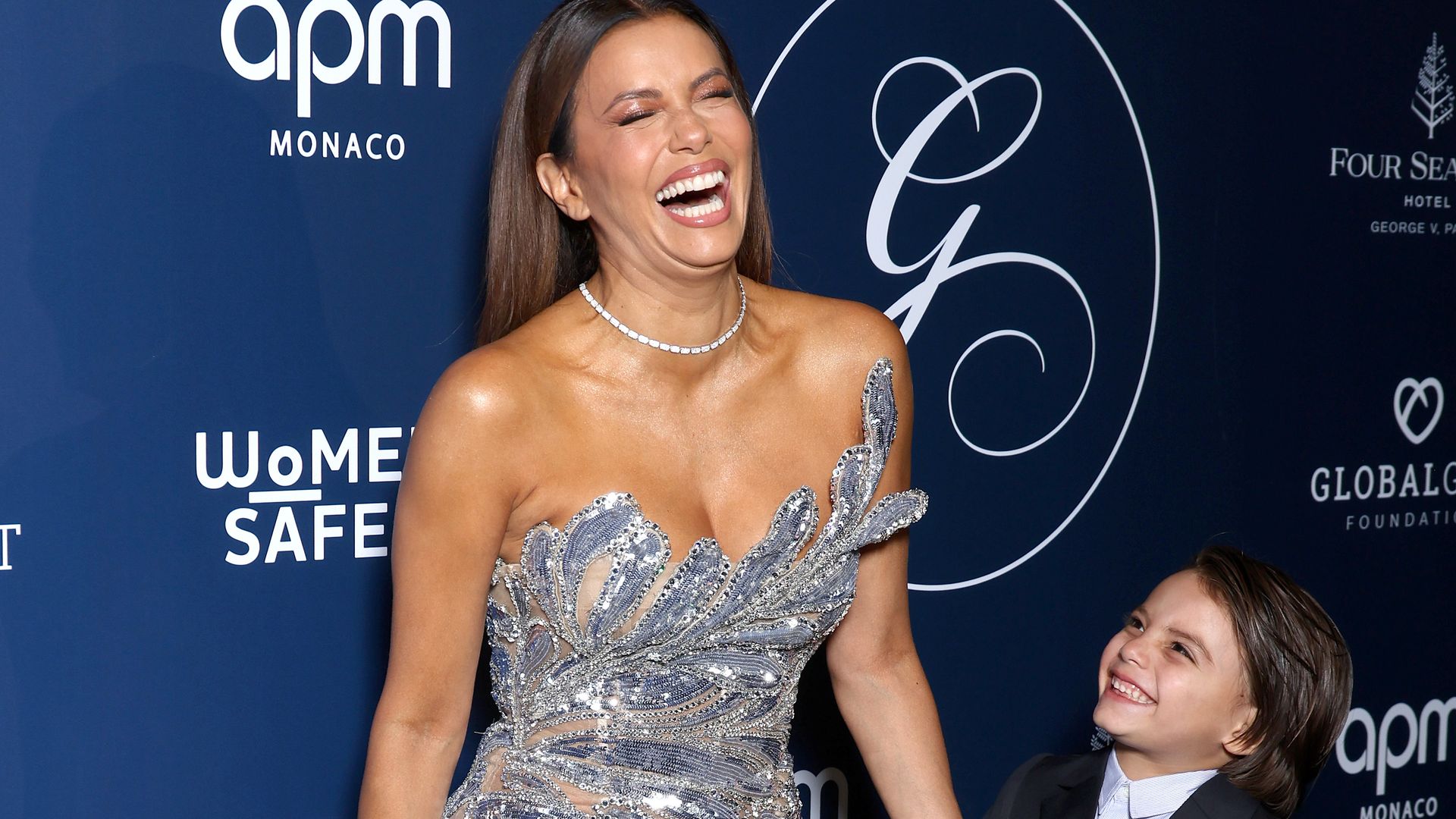 Las simpáticas imágenes del hijo de Eva Longoria posando ante las cámaras a sus 6 años