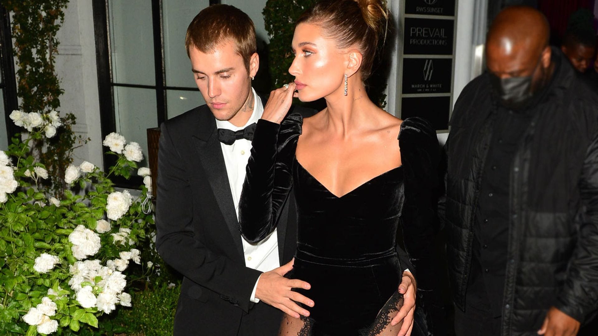 Hailey Baldwin impacta con un vestido transparente que nos recuerda a Kate Middleton