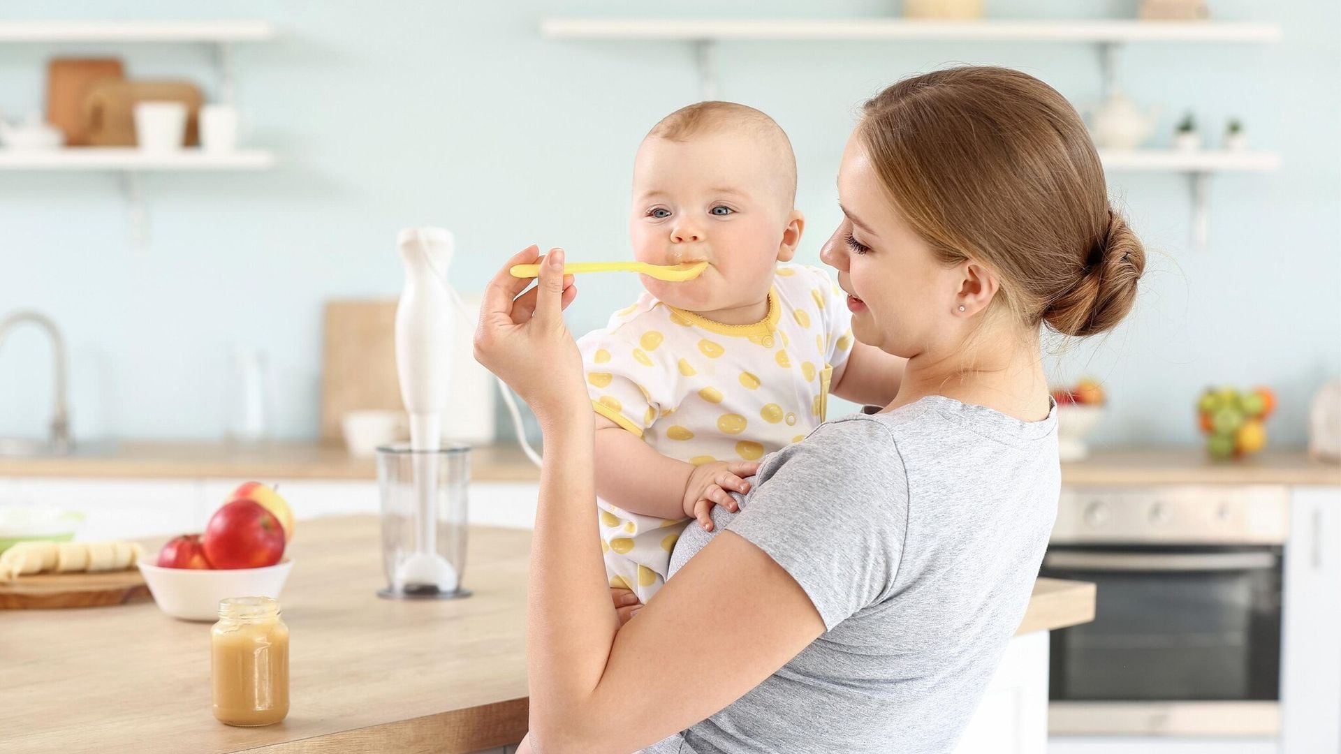 ¿Tiene riesgos soplar o probar la comida del bebé?