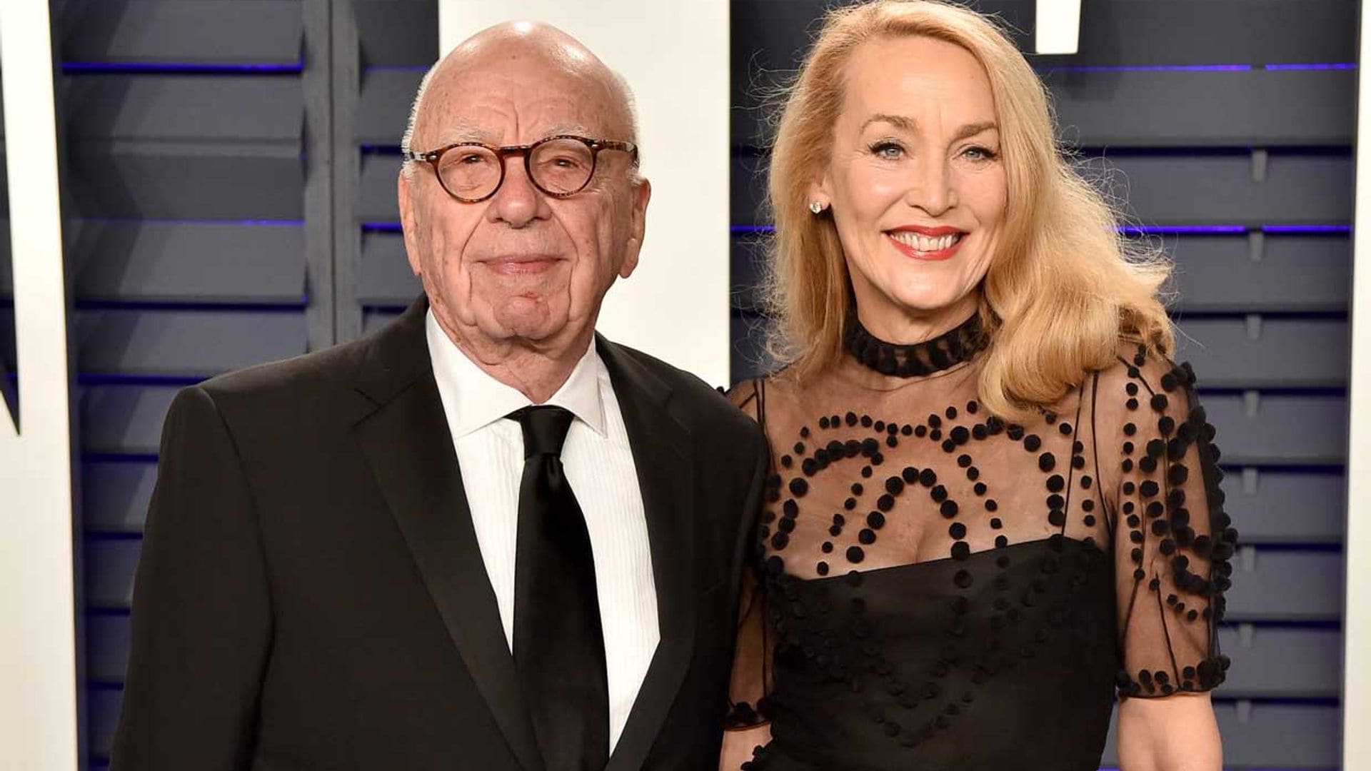 Jerry Hall entrega los papeles del divorcio a Rupert Murdock de esta manera tan inusual