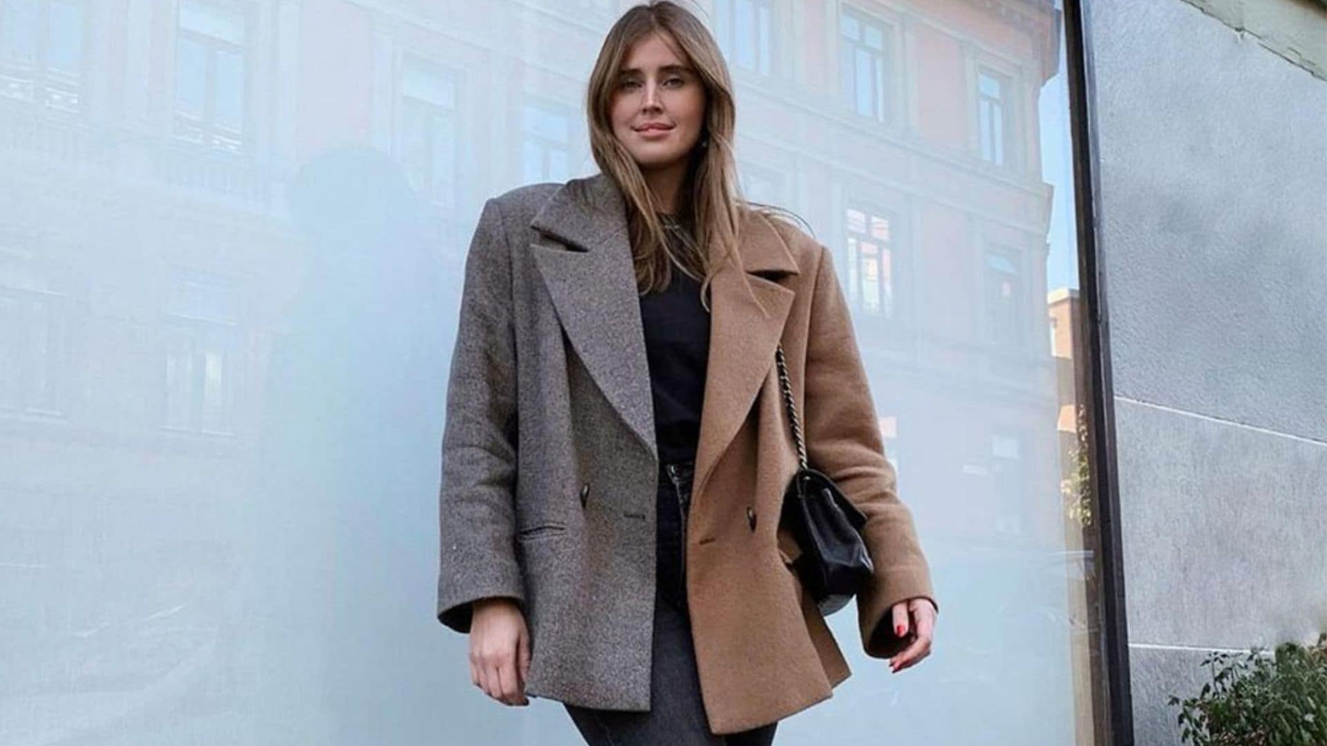 Alerta FASHION: abrigo bicolor, la nueva compra de tendencia que combina con todo