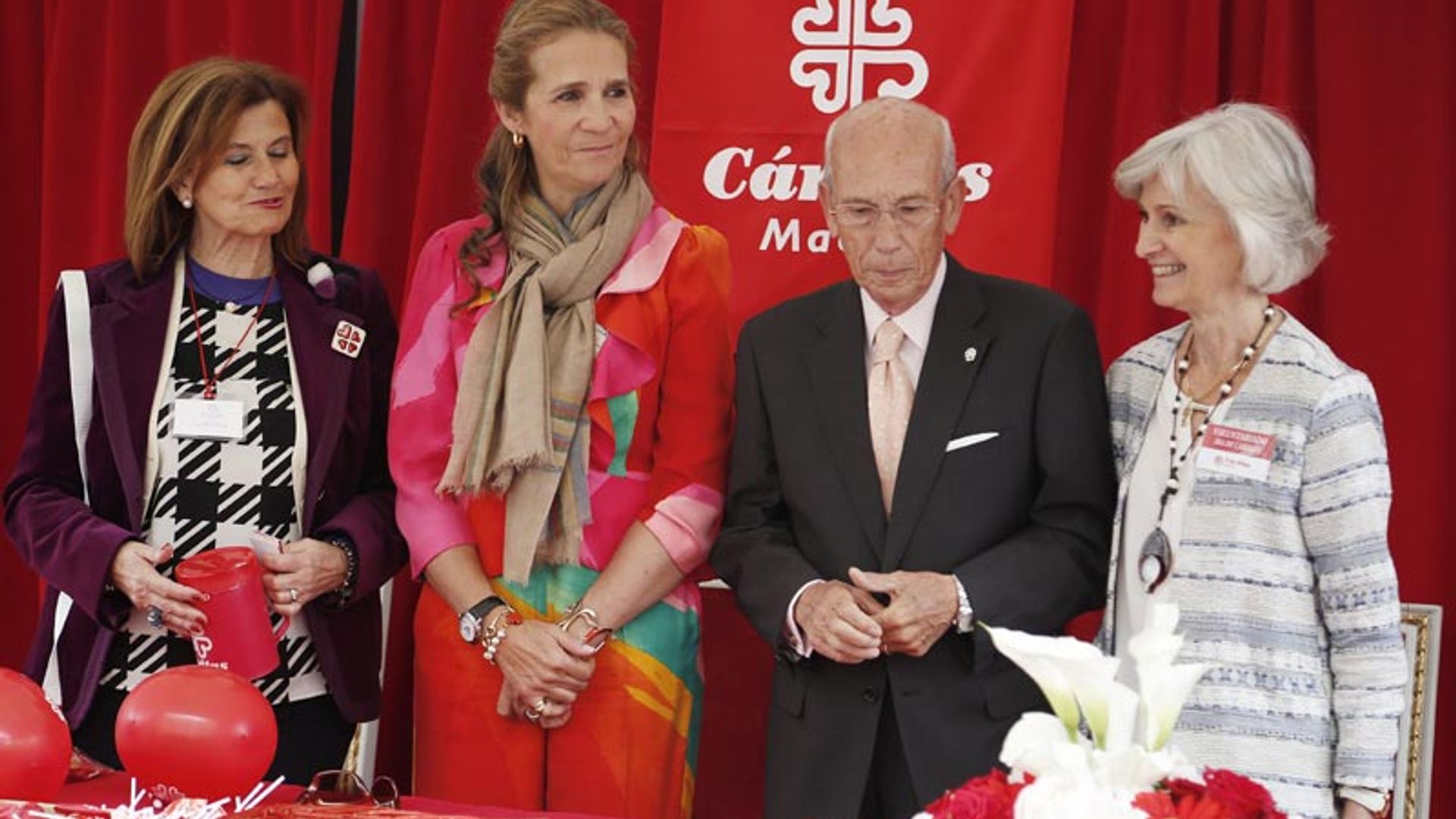 La infanta Elena le pone color a un día cargado de significado