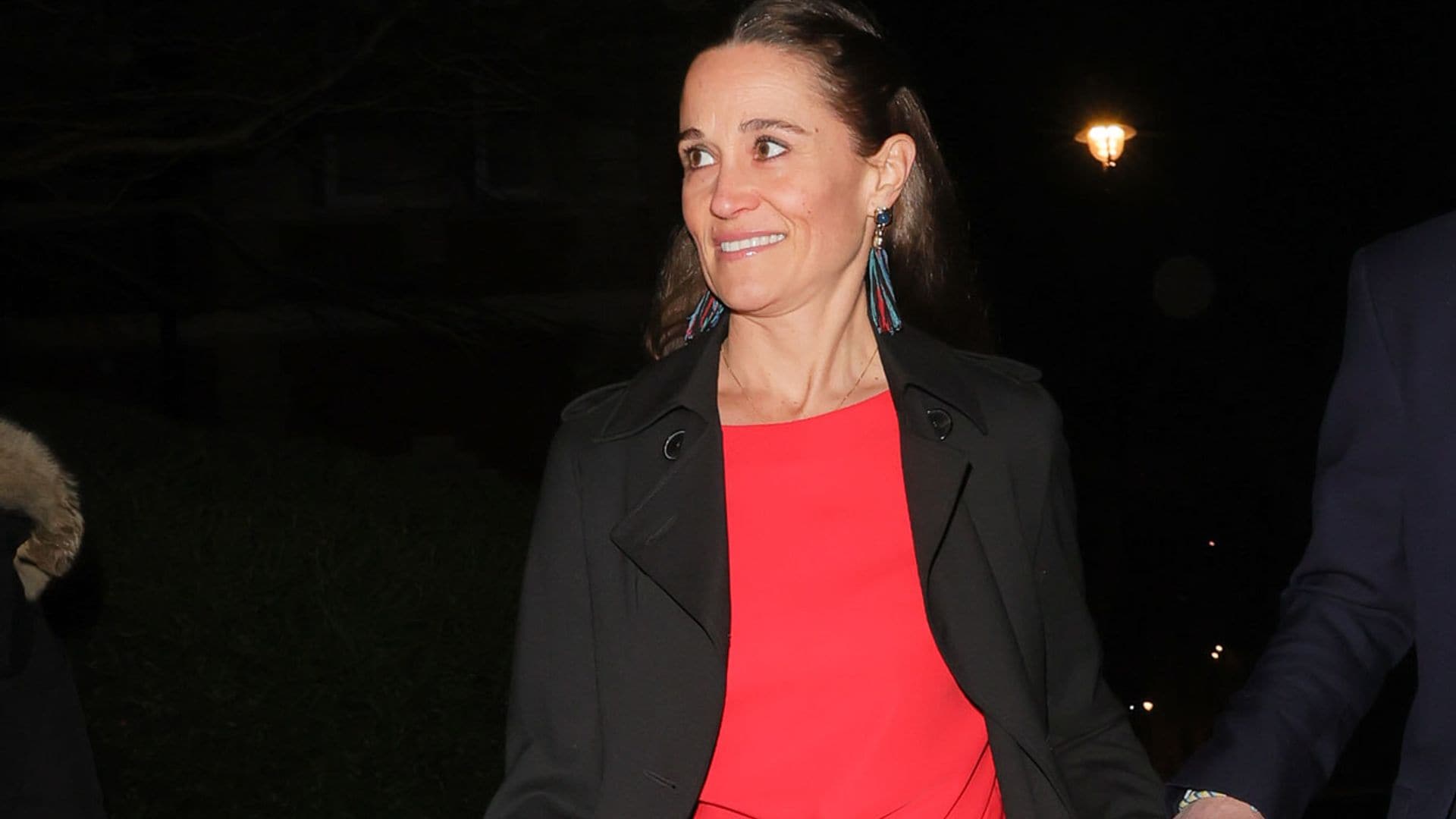 Pippa Middleton recicla un look 'total red' y sigue los pasos de su hermana Kate