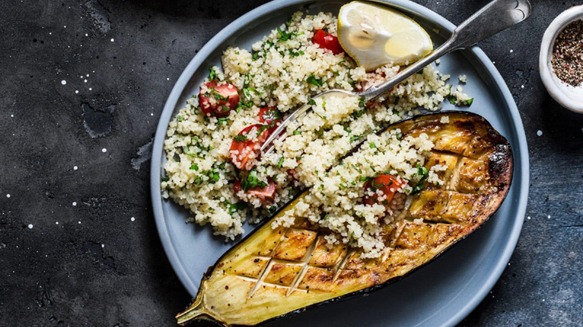 Berenjena al horno con ensalada de cuscús y tomates cherry