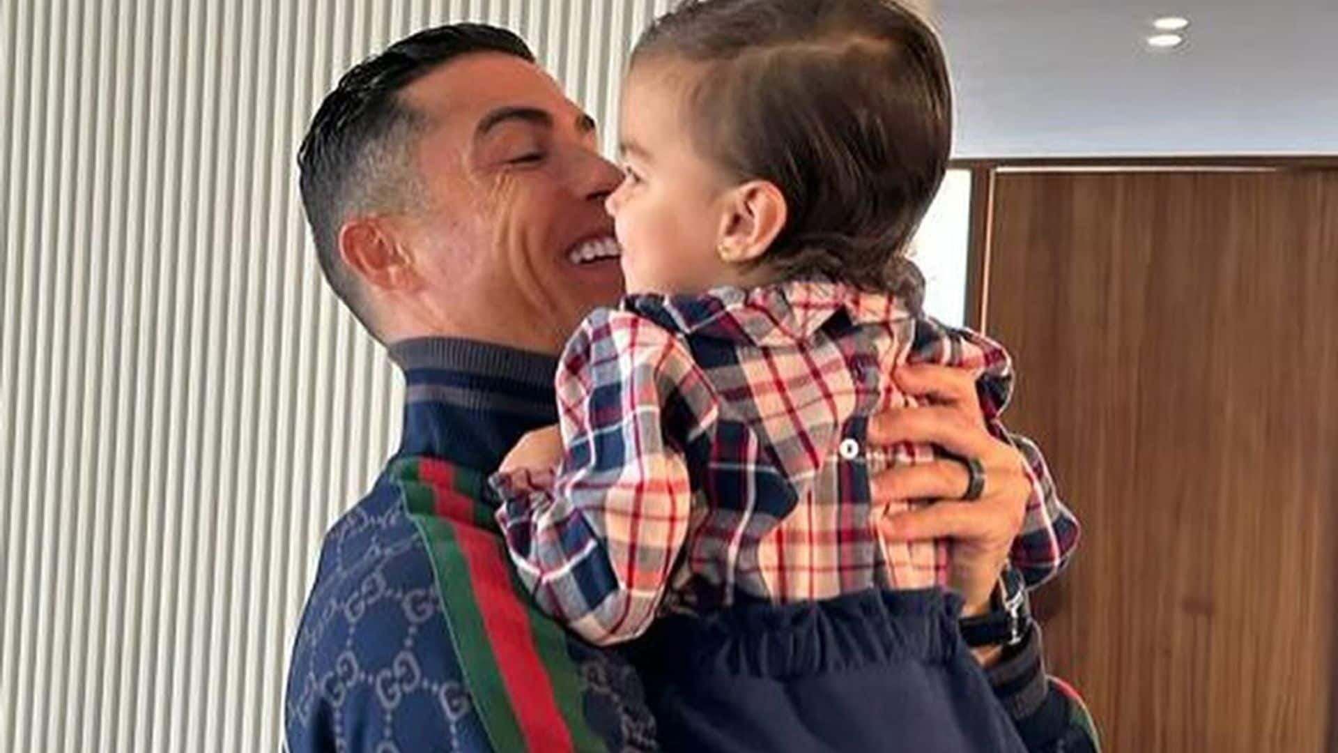 La alegría de Cristiano Ronaldo al llegar a casa y encontrarse con su hija Bella Esmeralda ¡y su nuevo cochazo!