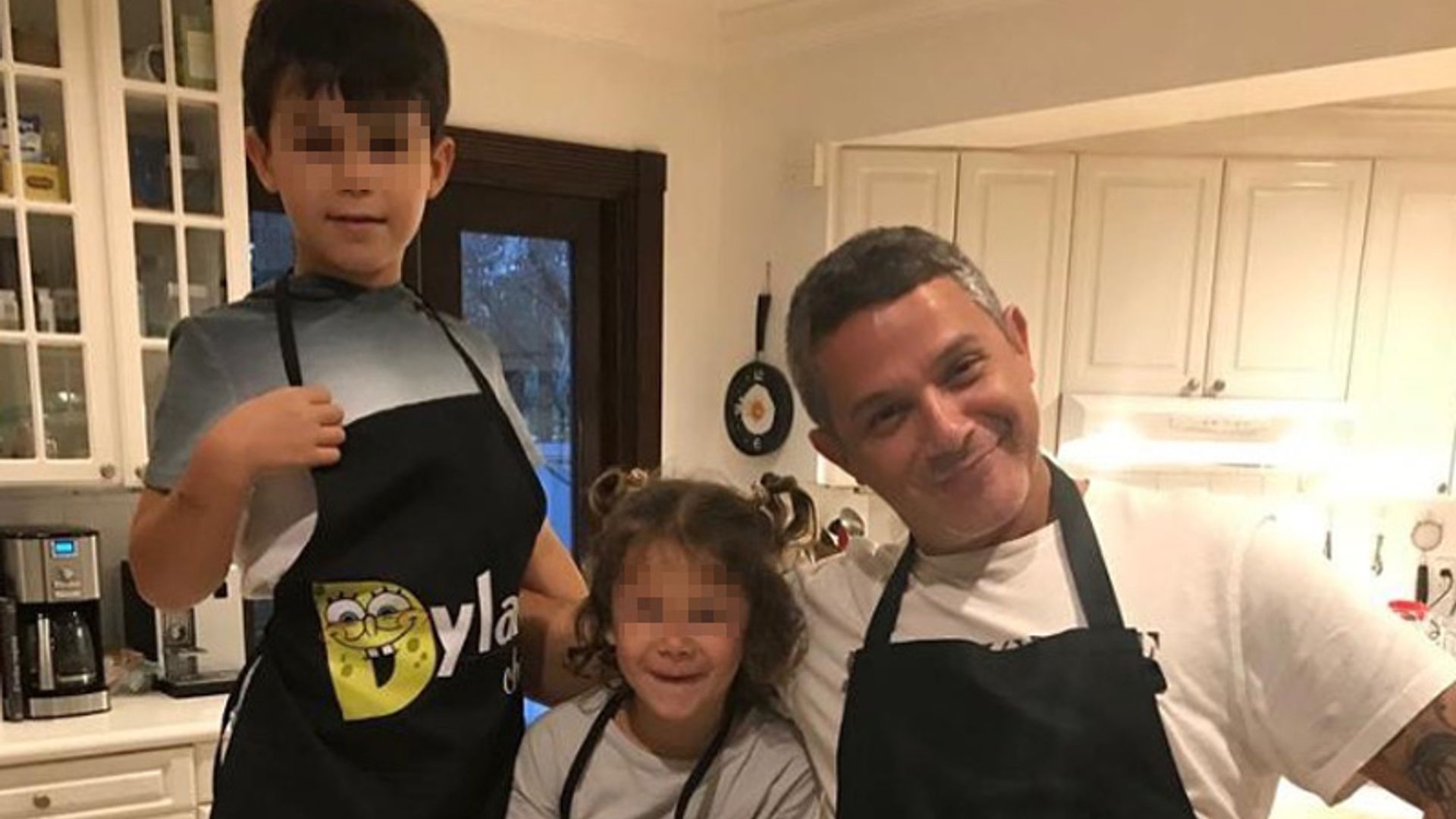 Alejandro Sanz y sus recetas 'MasterSanz' con sus hijos pequeños