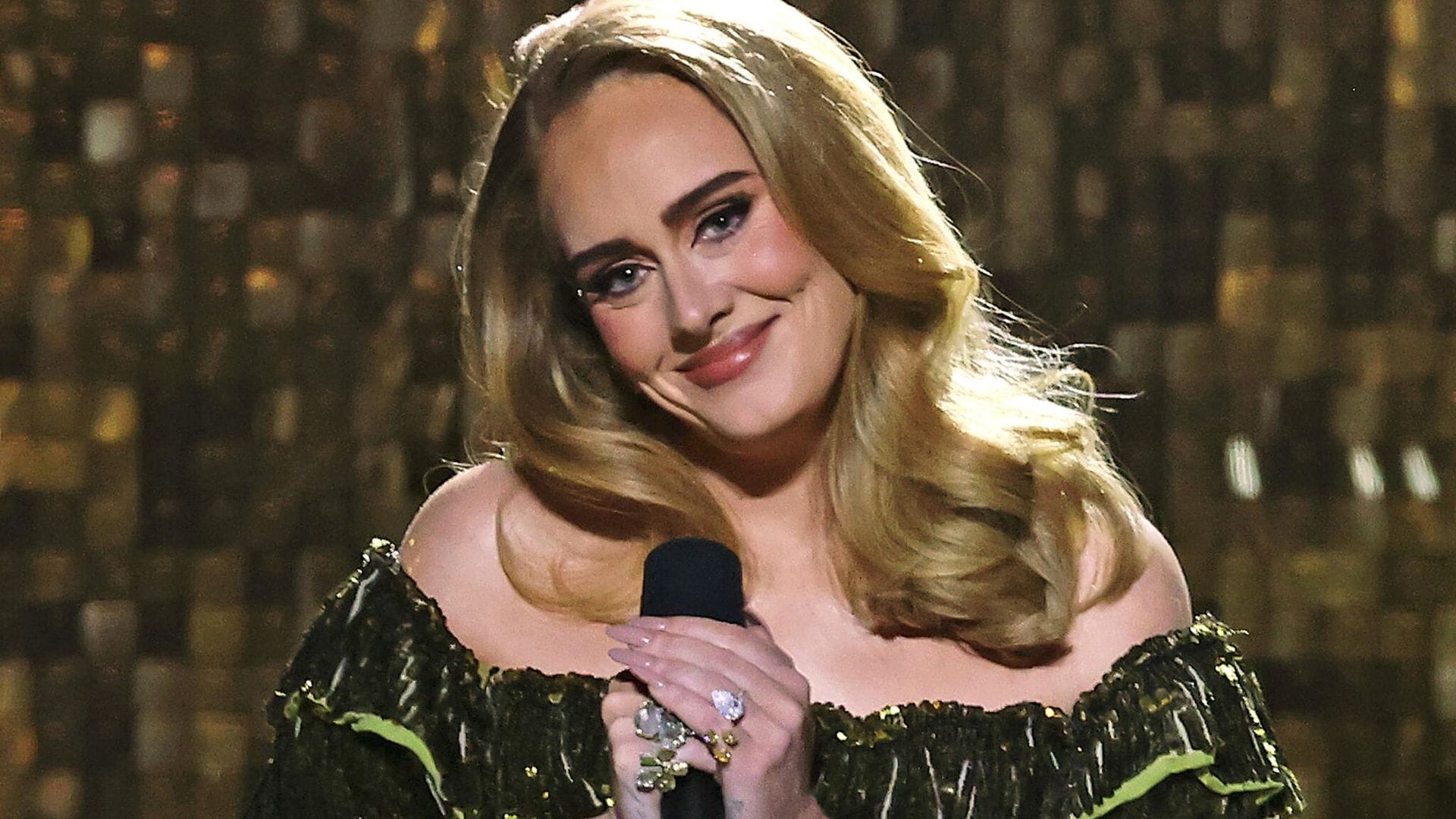 Adele autografió el vestido de una novia que asistió a su concierto tras su boda