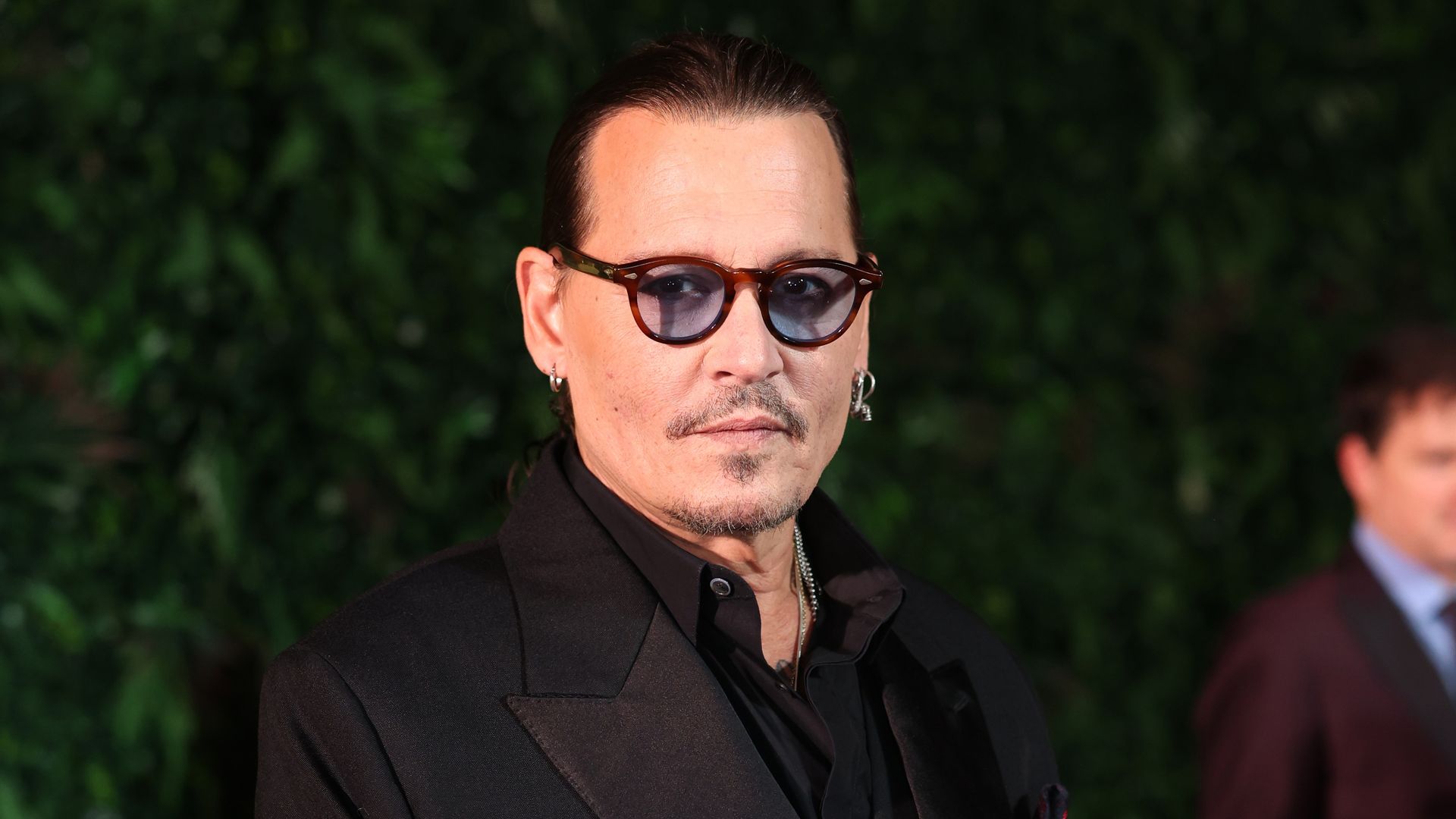 Johnny Depp habría iniciado un romance con una modelo 33 años menor que él