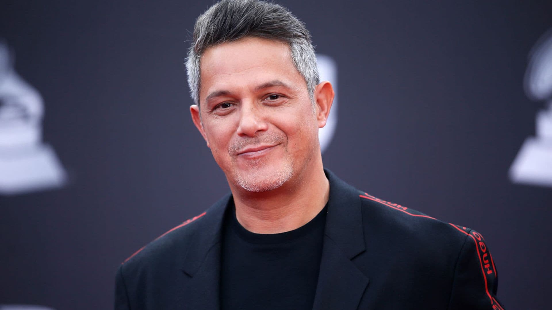 Alejandro Sanz comparte 'su baile de graduación' con dos estrellas de la música latina