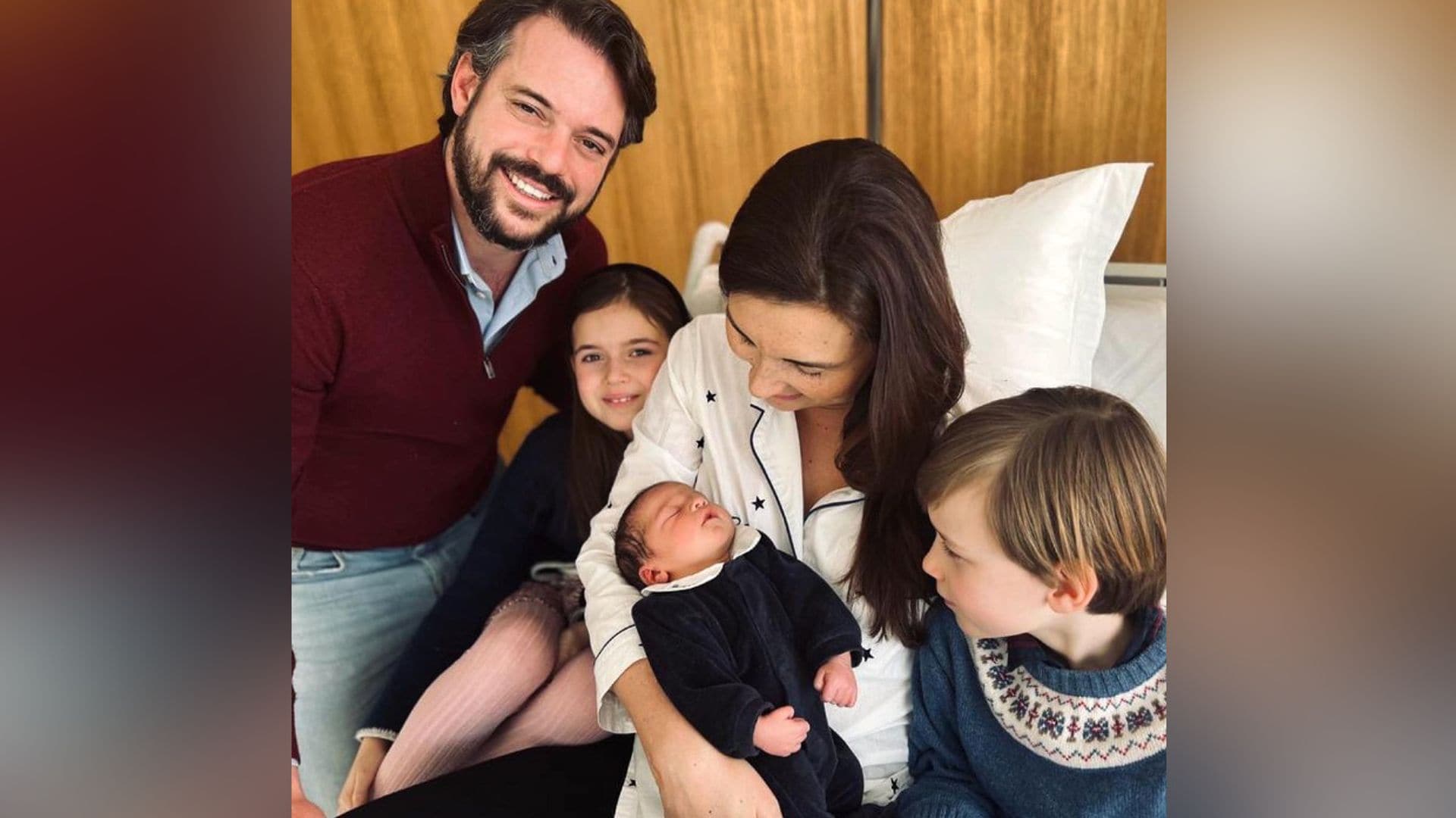 Félix y Claire de Luxemburgo presentan a su bebé desde la habitación del hospital y rodeados de toda la familia